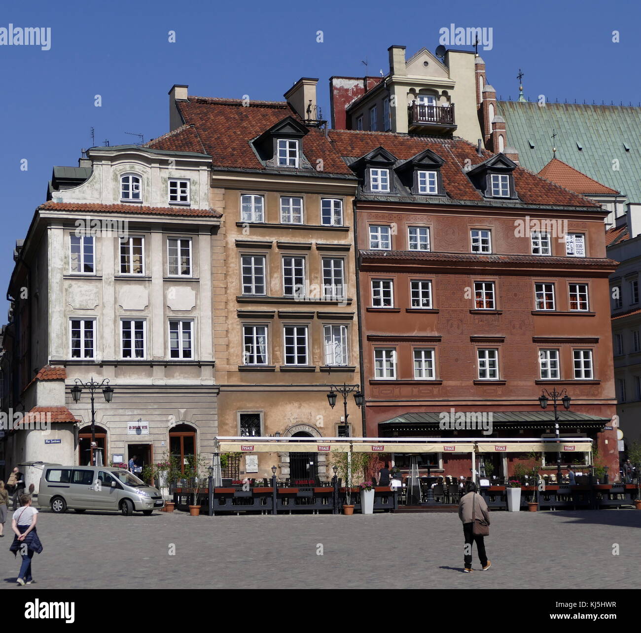 La piazza del palazzo a Varsavia Città Vecchia, Polonia, è la parte più antica della città capitale. Durante l invasione della Polonia (1939), gran parte del quartiere è stato gravemente danneggiato dalla Luftwaffe tedesca. Dopo l'Insurrezione di Varsavia (agosto-ottobre 1944) ciò che era stato lasciato in piedi è stata sistematicamente soffiate dall'esercito tedesco. Dopo la II Guerra Mondiale, la città vecchia è stata meticolosamente ricostruite Foto Stock