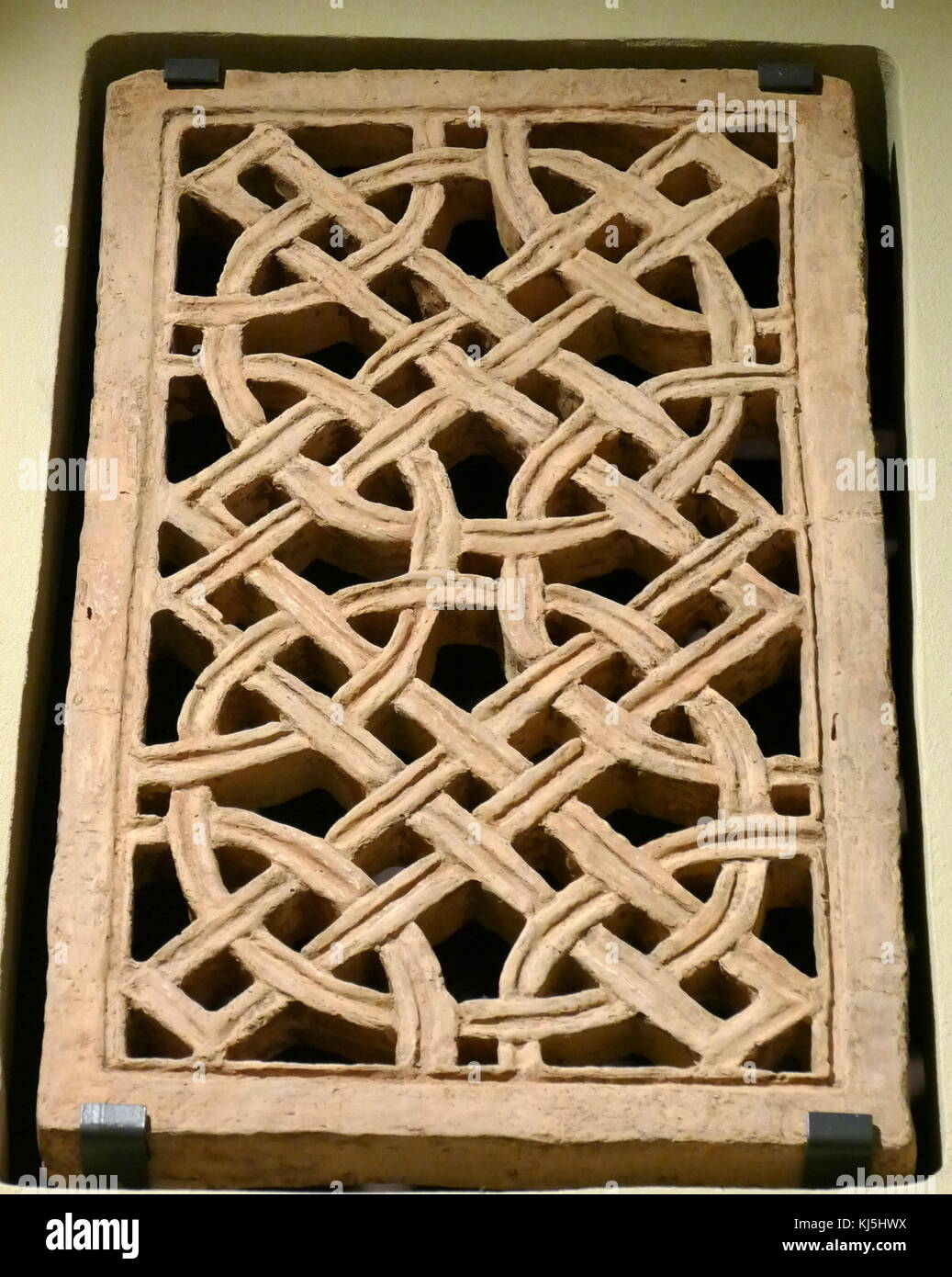 Vetro retinato grill in pietra arenaria da Faras Cattedrale fu una cattedrale in basso nubiano sudanese città di Faras. Tra il VII e il XIV secolo. ri-scoperta da archeologi Polacco sotto Kazimierz Michalowski tra 1960 e 1964 Foto Stock