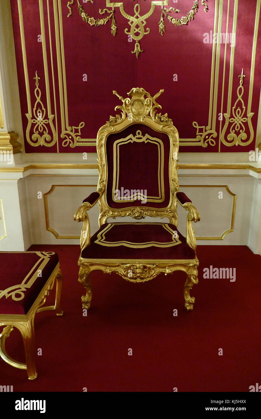 Trono nella Sala Senatorska (la Camera del Senato) nel vecchio Palazzo Reale, Varsavia, Polonia. Fu qui che la Camera alta del parlamento polacco utilizzato per sedersi negli anni 1742-1831 Foto Stock