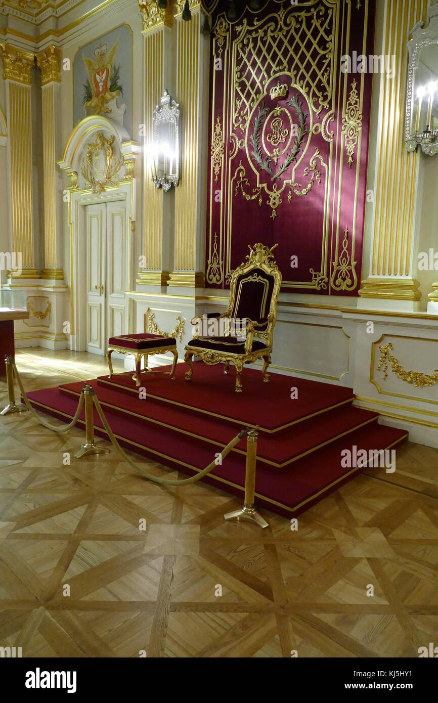 Trono nella Sala Senatorska (la Camera del Senato) nel vecchio Palazzo Reale, Varsavia, Polonia. Fu qui che la Camera alta del parlamento polacco utilizzato per sedersi negli anni 1742-1831 Foto Stock