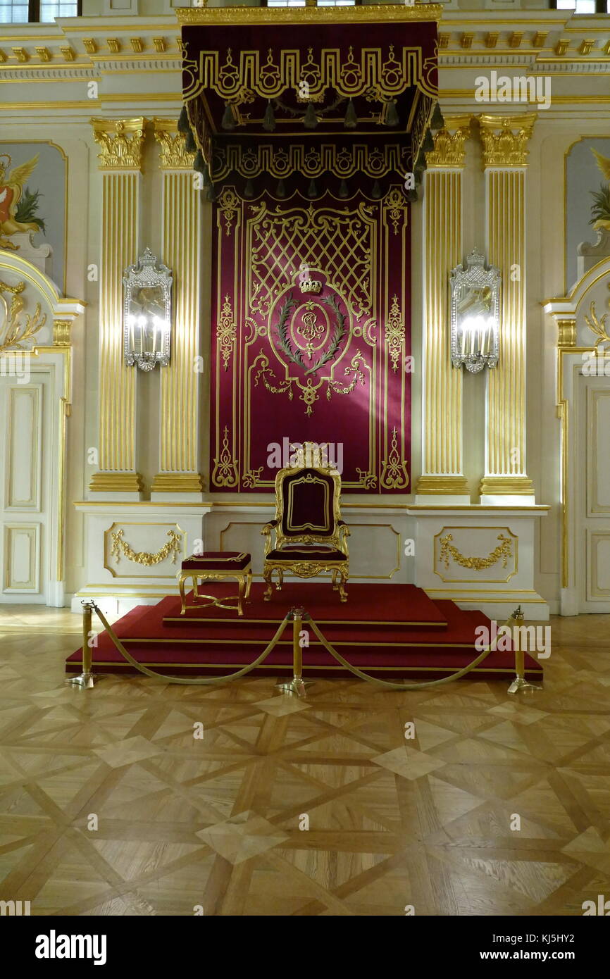 Trono nella Sala Senatorska (la Camera del Senato) nel vecchio Palazzo Reale, Varsavia, Polonia. Fu qui che la Camera alta del parlamento polacco utilizzato per sedersi negli anni 1742-1831 Foto Stock