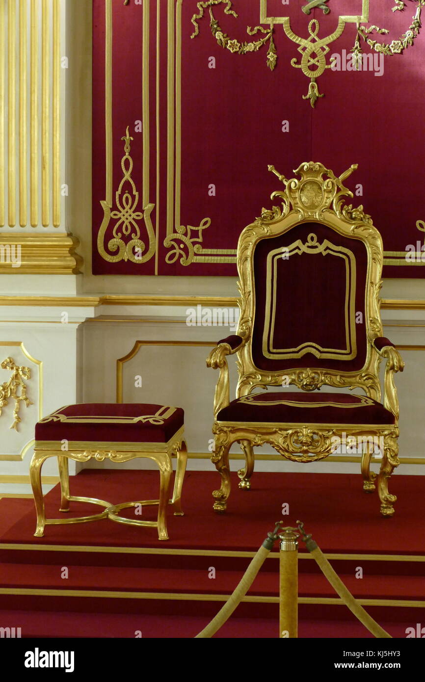 Trono nella Sala Senatorska (la Camera del Senato) nel vecchio Palazzo Reale, Varsavia, Polonia. Fu qui che la Camera alta del parlamento polacco utilizzato per sedersi negli anni 1742-1831 Foto Stock