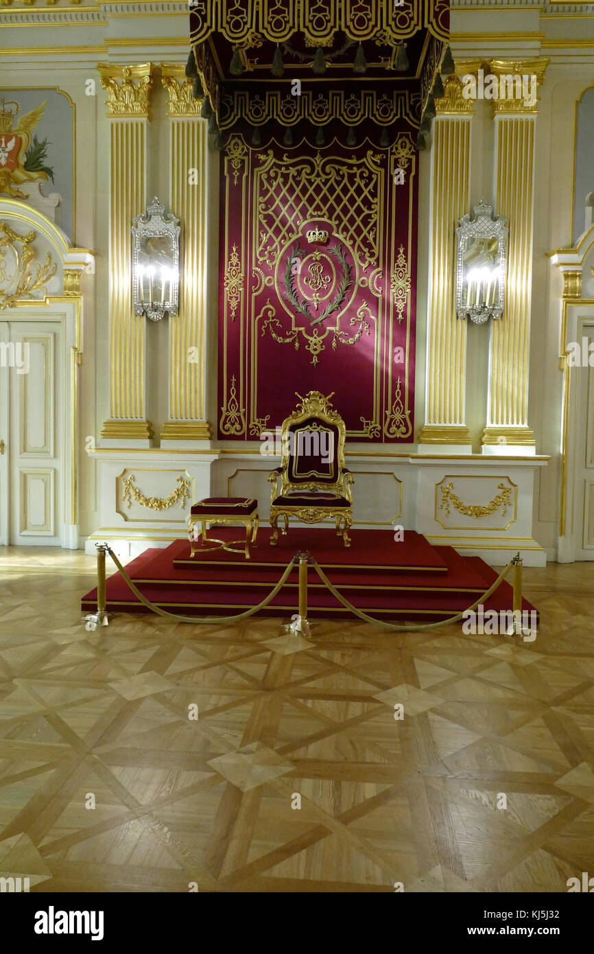 Trono nella Sala Senatorska (la Camera del Senato) nel vecchio Palazzo Reale, Varsavia, Polonia. Fu qui che la Camera alta del parlamento polacco utilizzato per sedersi negli anni 1742-1831 Foto Stock