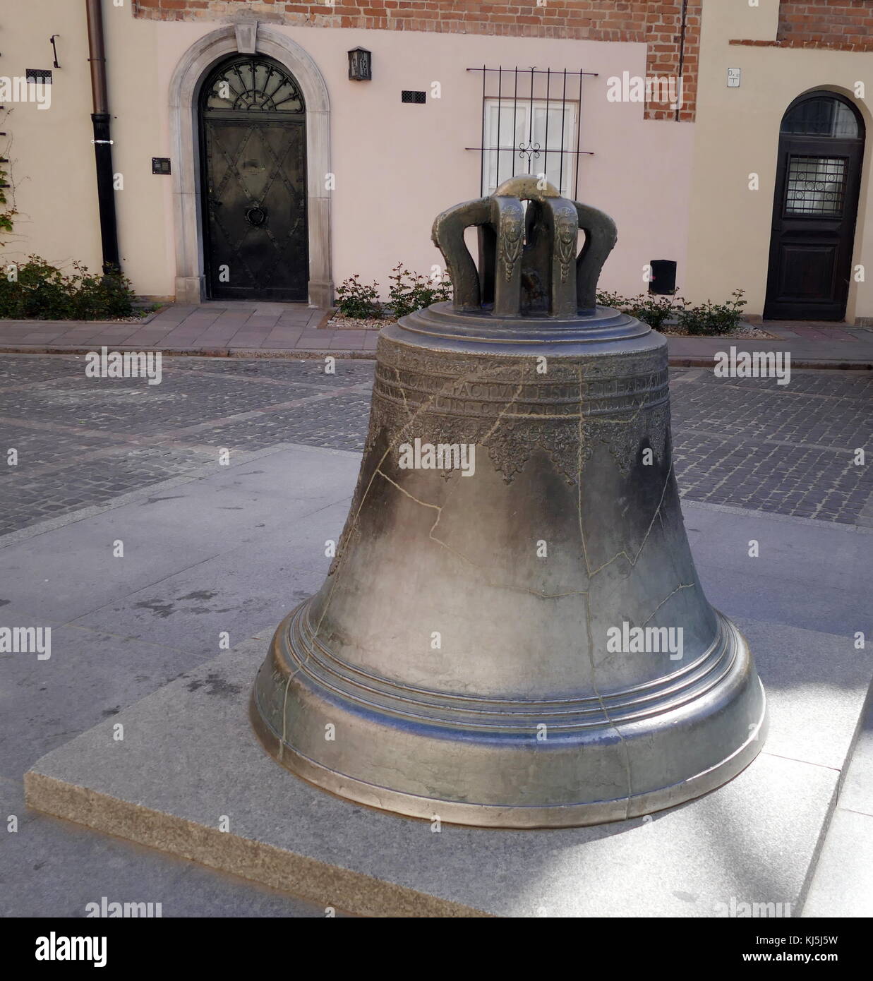Campana in Piazza Kanonia, Varsavia Città Vecchia, Polonia. Al centro della piazza è una campana della chiesa dal 1644 (cast da Daniel Thym, che ha anche realizzato la colata di Sigismondo Waza presso la Piazza del Palazzo).La campana ha questo meraviglioso attributo che se si toccano mentre orbitando attorno ad esso e quindi la campana soddisfano uno dei vostri desideri (devi pensare al vostro desiderio mentre si cammina intorno alla campana, se non non funziona). Foto Stock
