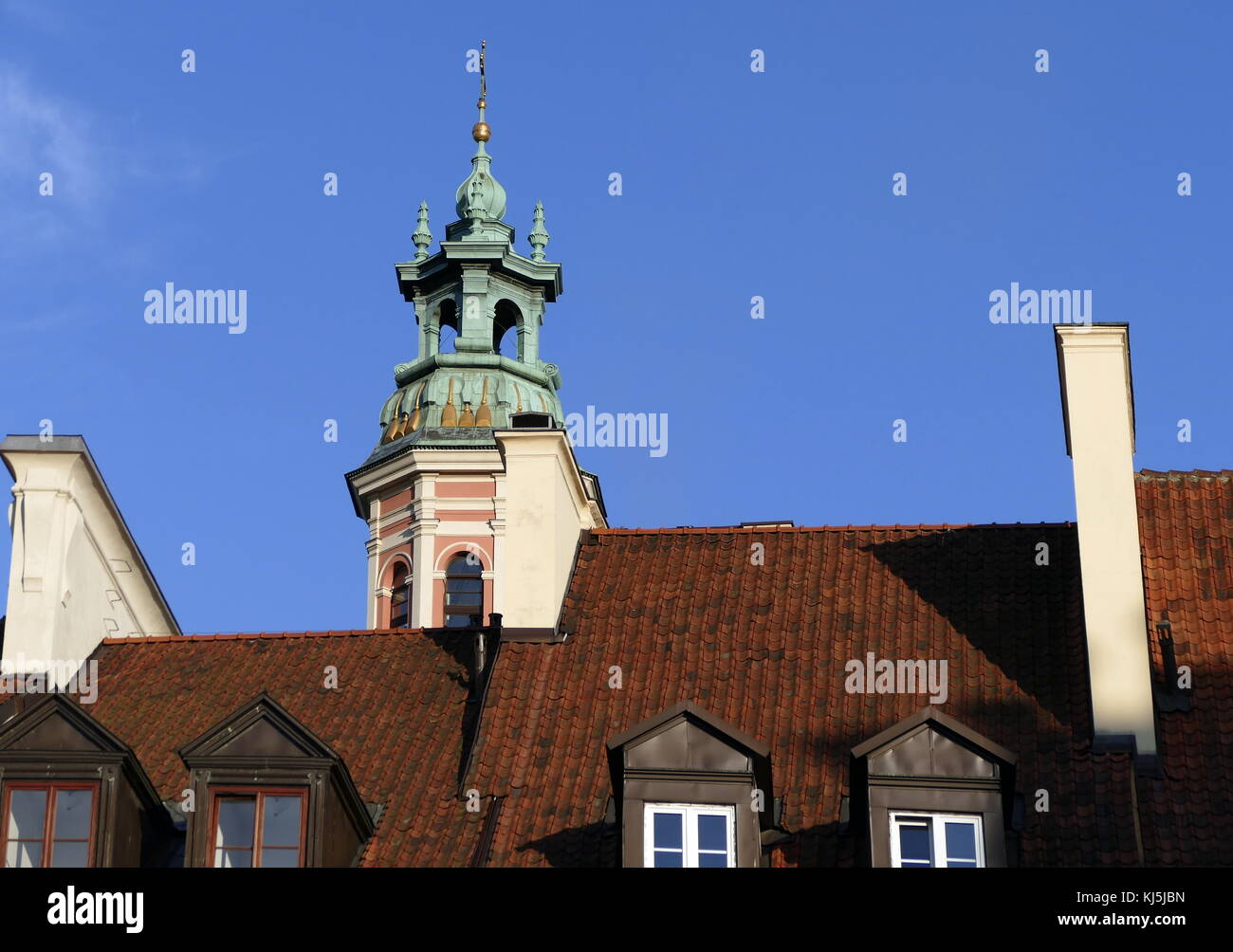 La Warsaw Old Town è la parte più antica della città capitale. Durante l invasione della Polonia (1939), gran parte del quartiere è stato gravemente danneggiato dalla Luftwaffe tedesca. Dopo l'Insurrezione di Varsavia (agosto-ottobre 1944) ciò che era stato lasciato in piedi è stata sistematicamente soffiate dall'esercito tedesco. Dopo la II Guerra Mondiale, la città vecchia è stata meticolosamente ricostruite Foto Stock