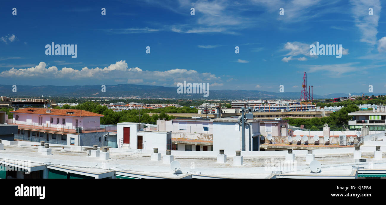 Salou, Spagna - 13 agosto 2017: Salou è una delle più grandi città turistiche in Spagna.sopra i tetti sono le diapositive dei parchi divertimenti di Port Foto Stock