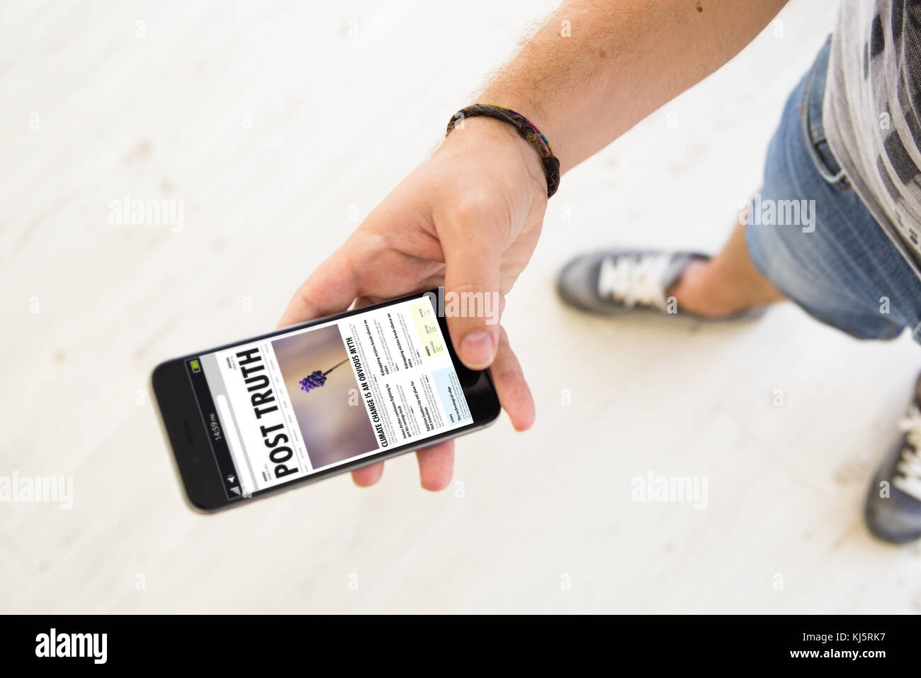 Primo piano della mano maschio utilizzando lo schermo bianco smartphone verità post Foto Stock