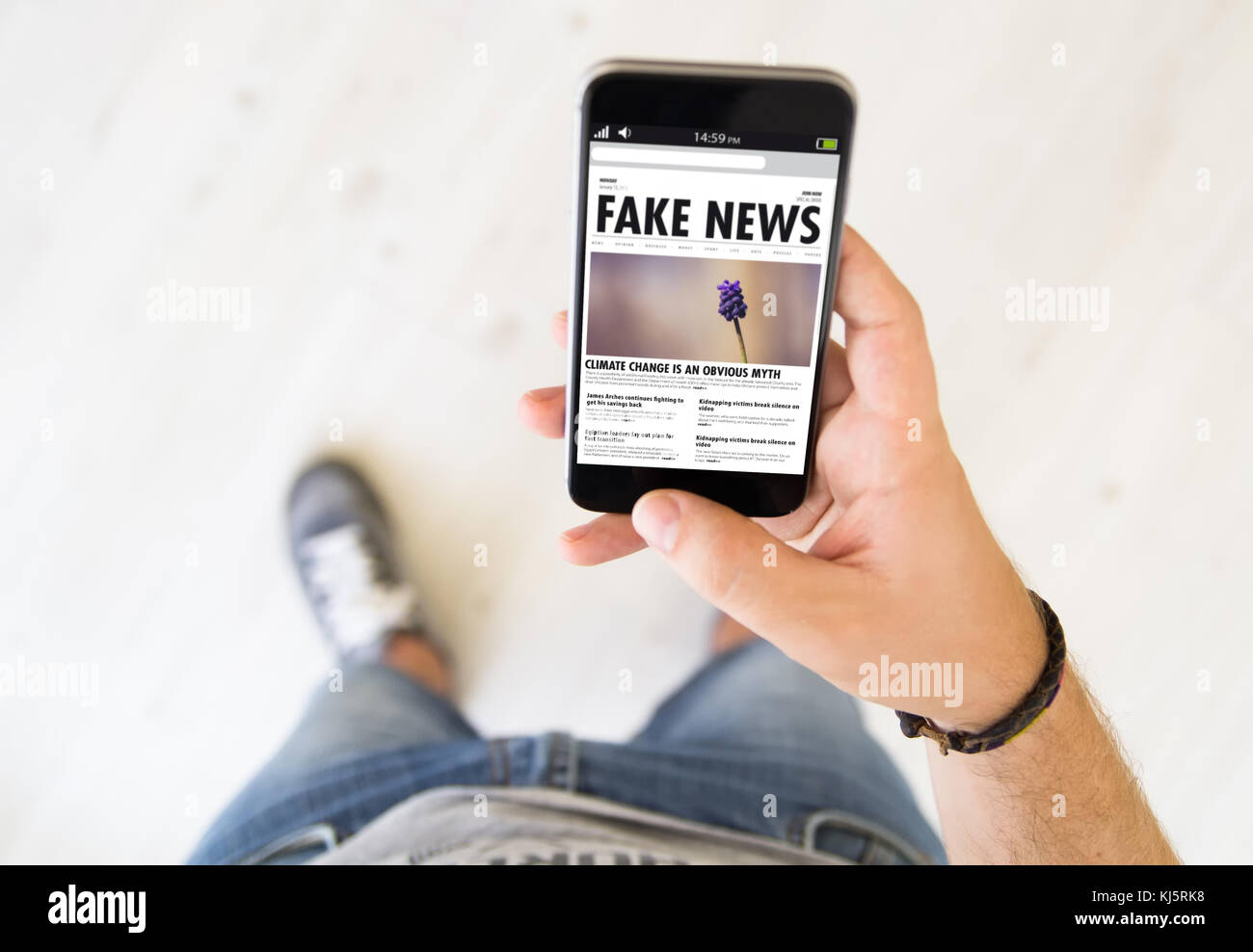 Stretta di mano maschio lettura fake news smart phone Foto Stock