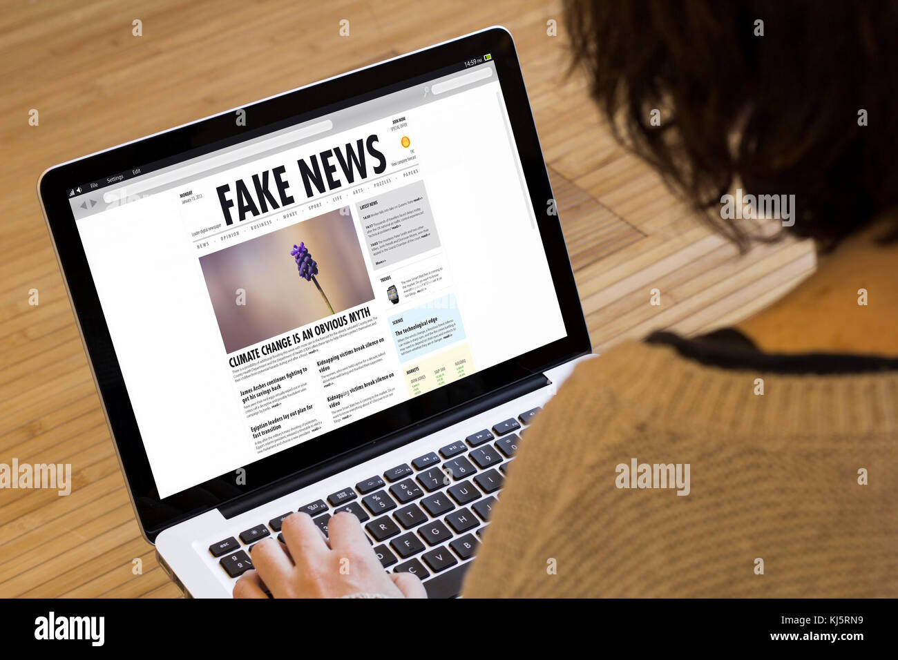 Fake news concetto su uno schermo portatile. i grafici dello schermo sono costituiti. Foto Stock