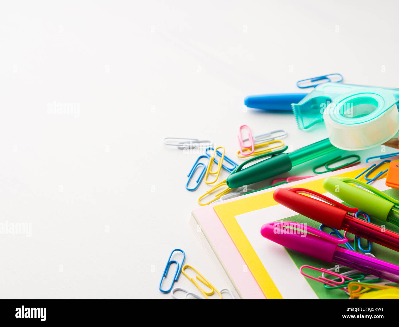 Articoli di cancelleria colorata strumenti di scrittura accessori matite  penne, carta a colori. torna a scuola. forniture per ufficio prodotti Foto  stock - Alamy
