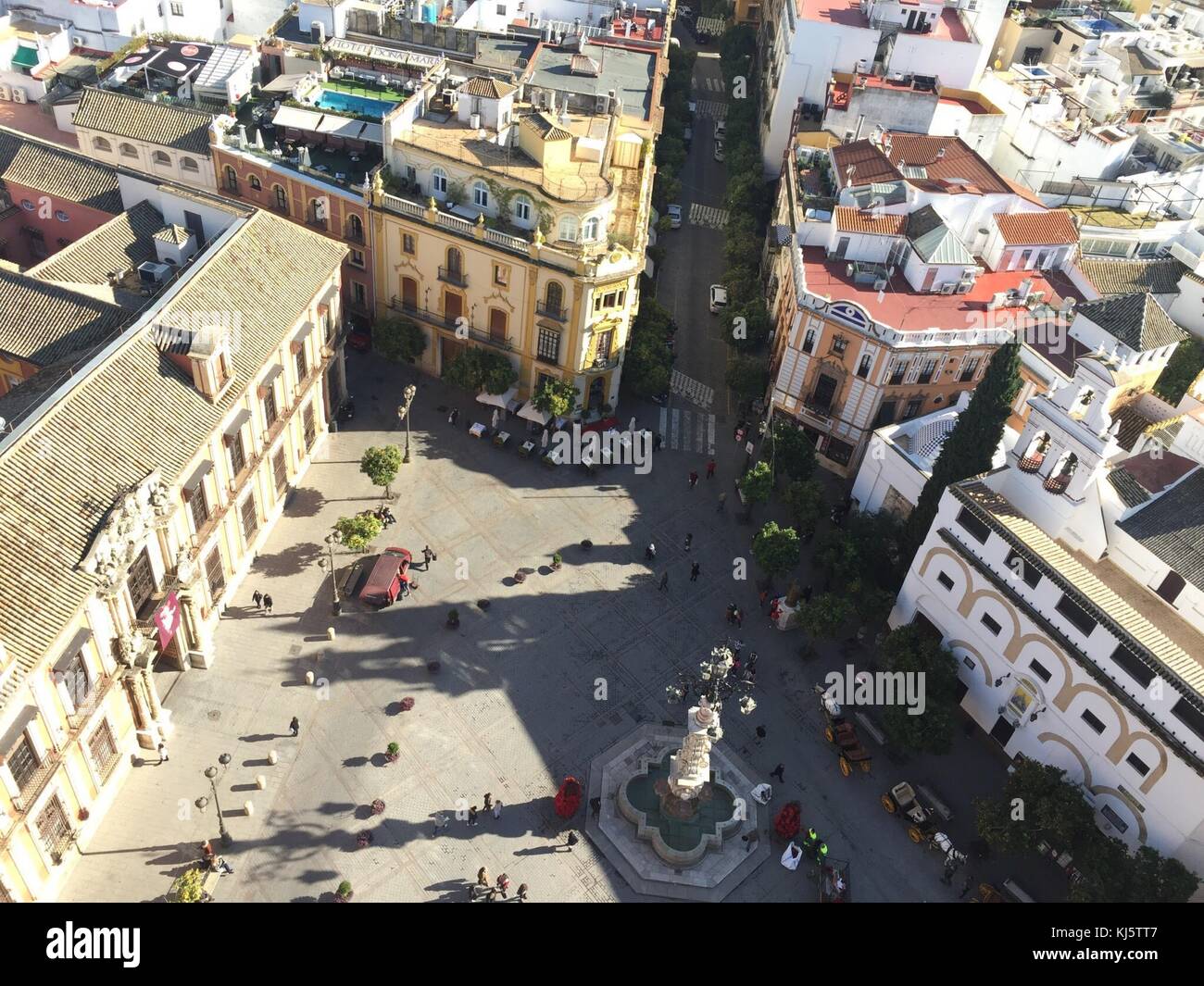 Vista da sotto la torre campanaria - Siviglia, Spagna Foto Stock