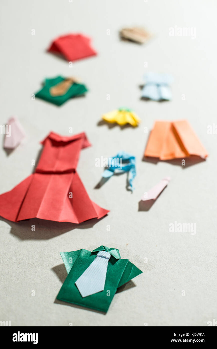 Molti vestiti origami. fatta di carta fugures Foto stock - Alamy