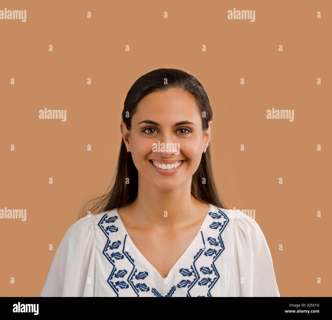 Studio ritratto di una giovane e bella donna sorridente Foto Stock