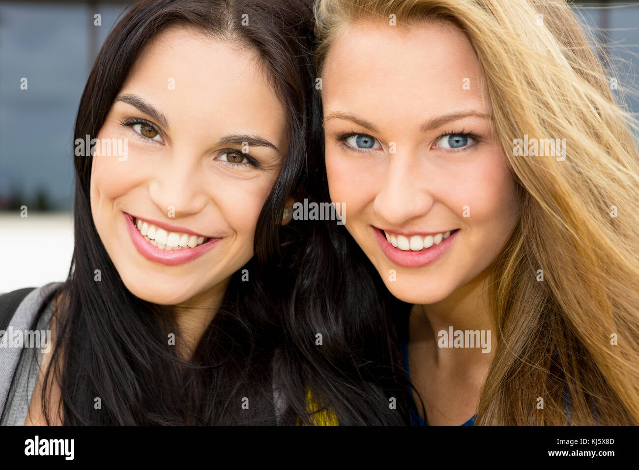 Due belle e felici gli studenti adolescenti sorridente Foto Stock