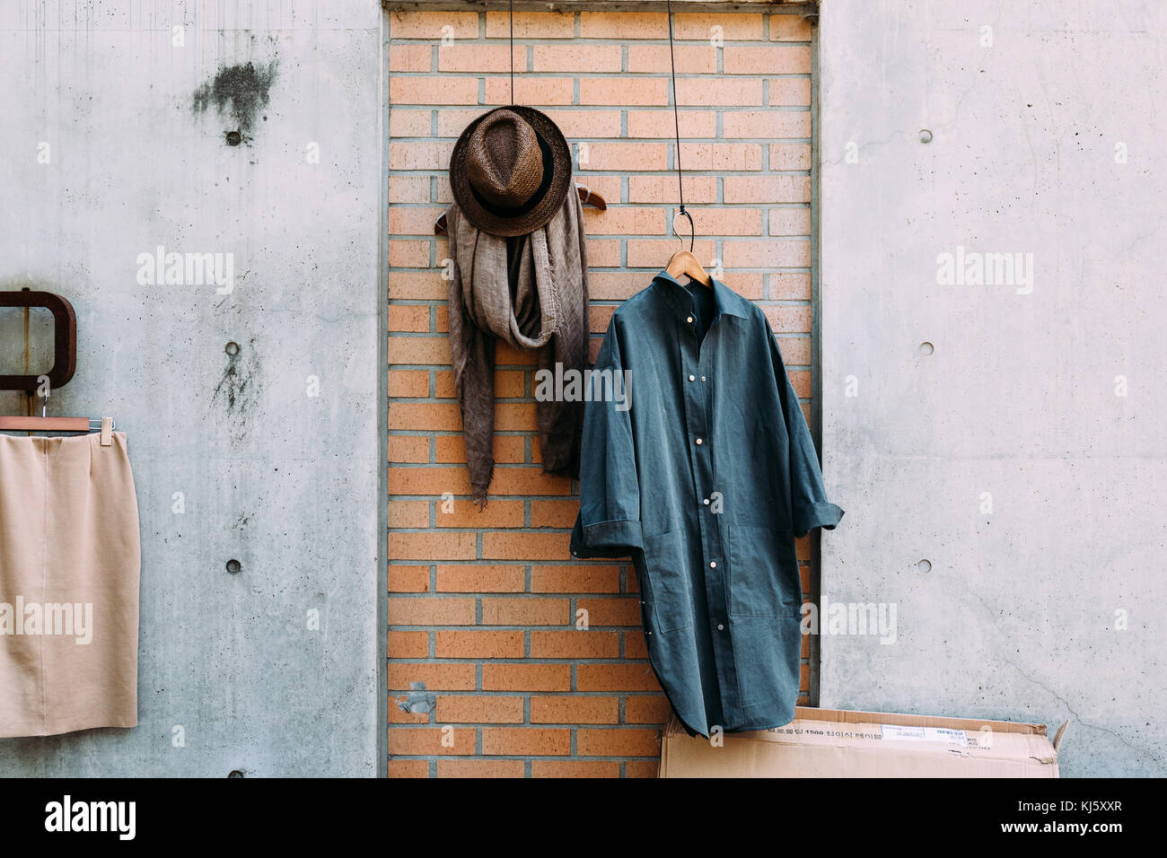 I panni in vendita su un mercato delle pulci in Seoul / corea del sud. la moda è ovunque in Seoul. Foto Stock