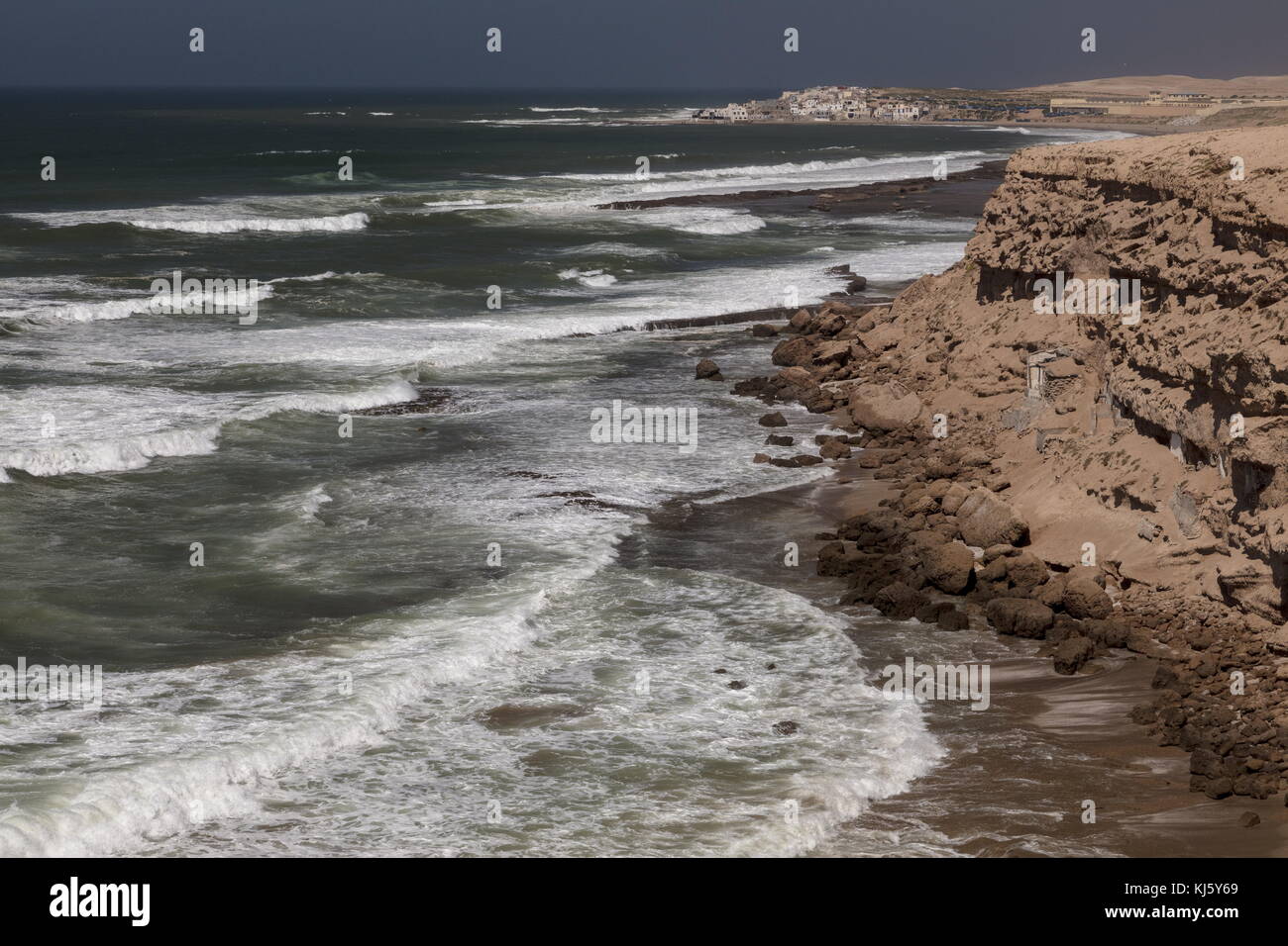 Scogliere e onde, vicino al villaggio di Tifnit, e alla spiaggia di Tifnit, nel Parco Nazionale di Sous-massa, nel sud-ovest del Marocco. Foto Stock