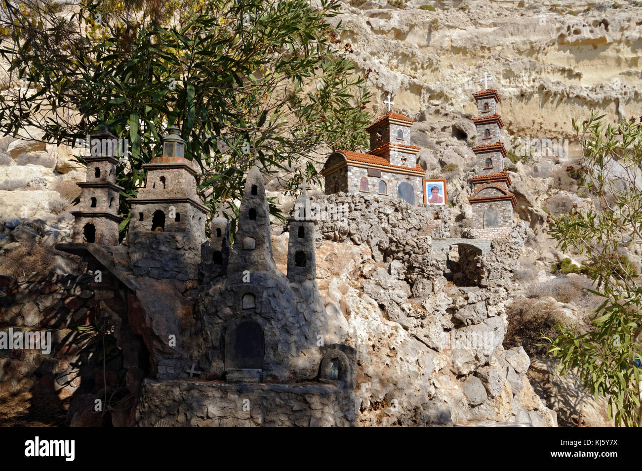 Modello commemorativo di chiese e di edifici religeous in grande dettaglio, costituito da ciottoli trovati sulla spiaggia, vicino a Archangelos, Rodi, Grecia. Foto Stock Modello commemorativo di chiese e di edifici religeous in grande dettaglio, costituito da ciottoli trovati sulla spiaggia, vicino a Archangelos, Rodi, Grecia. Foto Stock