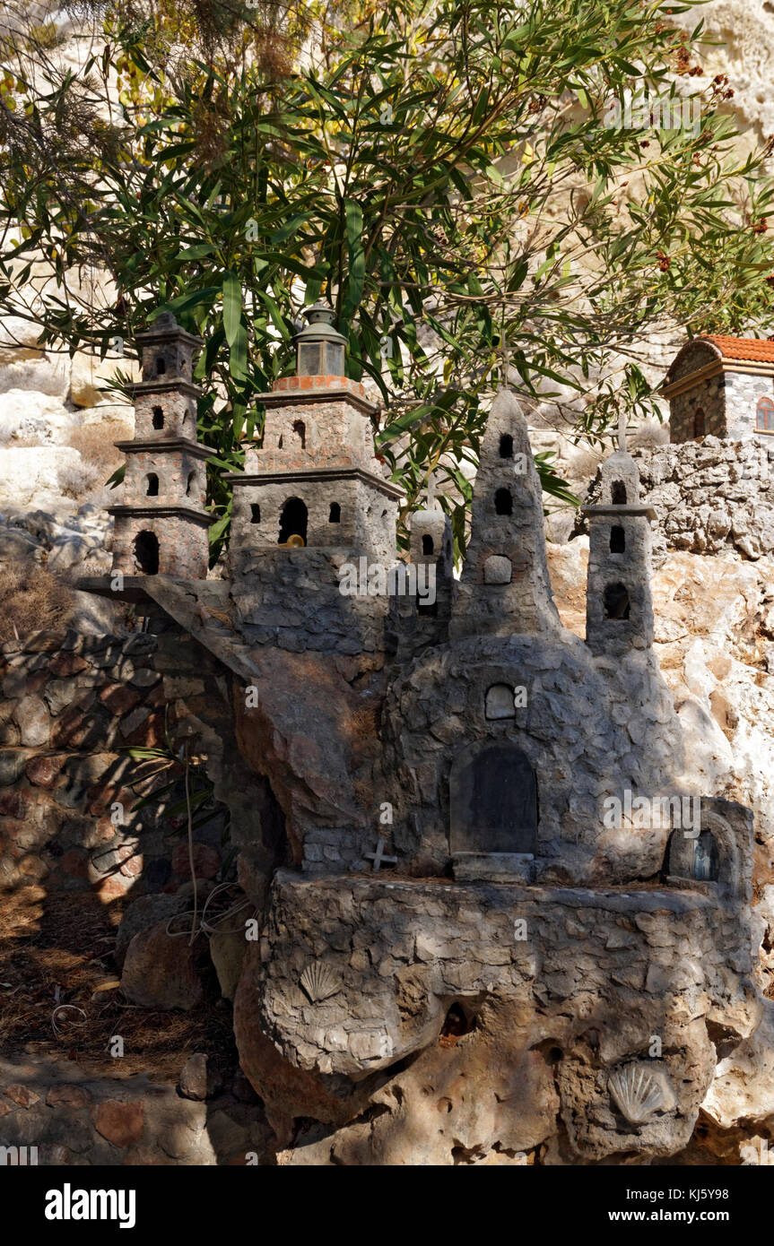 Modello commemorativo di chiese e di edifici religeous in grande dettaglio, costituito da ciottoli trovati sulla spiaggia, vicino a Archangelos, Rodi, Grecia. Foto Stock Modello commemorativo di chiese e di edifici religeous in grande dettaglio, costituito da ciottoli trovati sulla spiaggia, vicino a Archangelos, Rodi, Grecia. Foto Stock