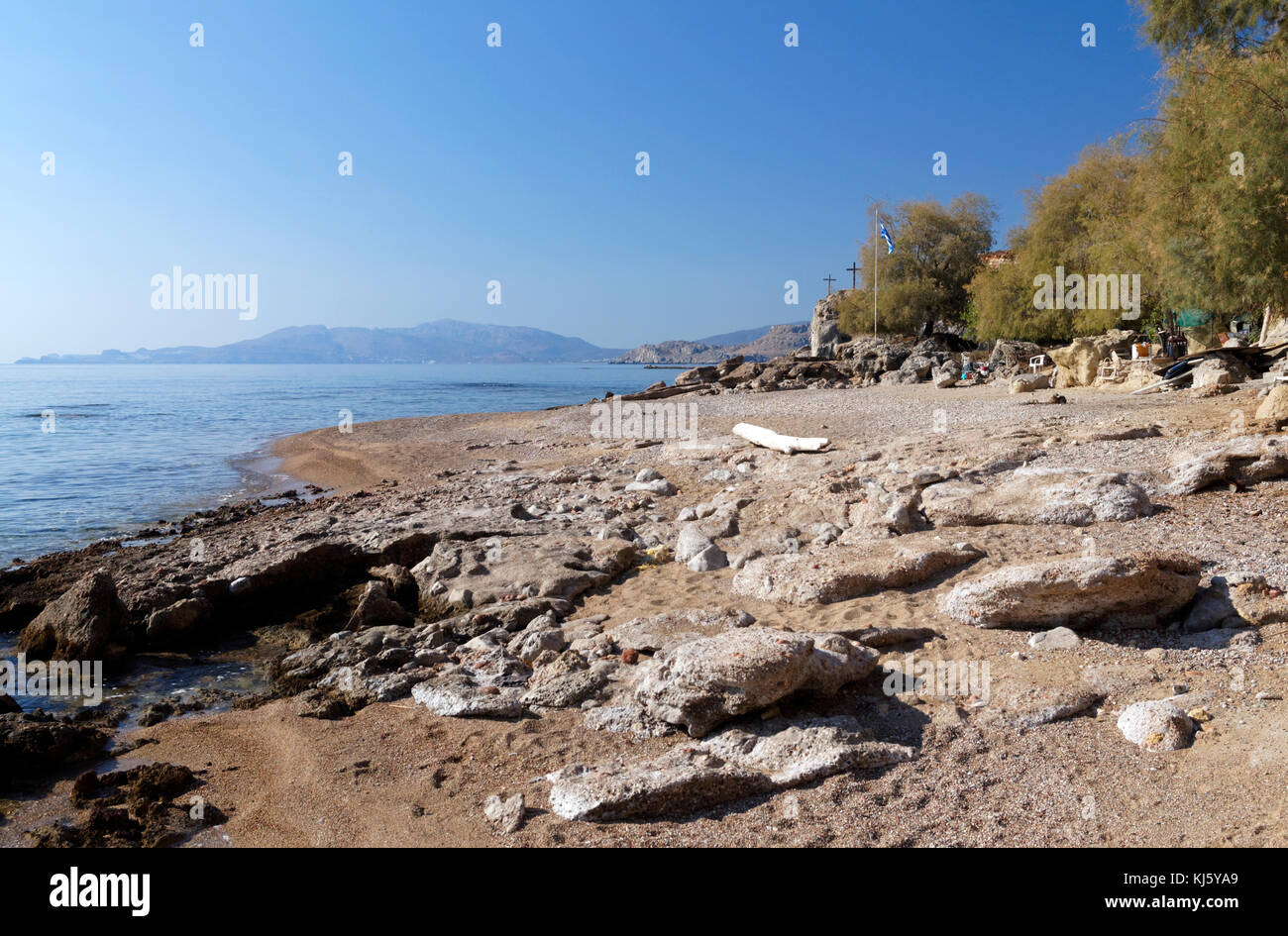 Spiaggia di nascosto vicino alla sabbia rossa Bay o Kokkini Ammos, vicino Archangelos, RODI, DODECANNESO isole, Grecia. Foto Stock Spiaggia di nascosto vicino alla sabbia rossa Bay o Kokkini Ammos, vicino Archangelos, RODI, DODECANNESO isole, Grecia. Foto Stock