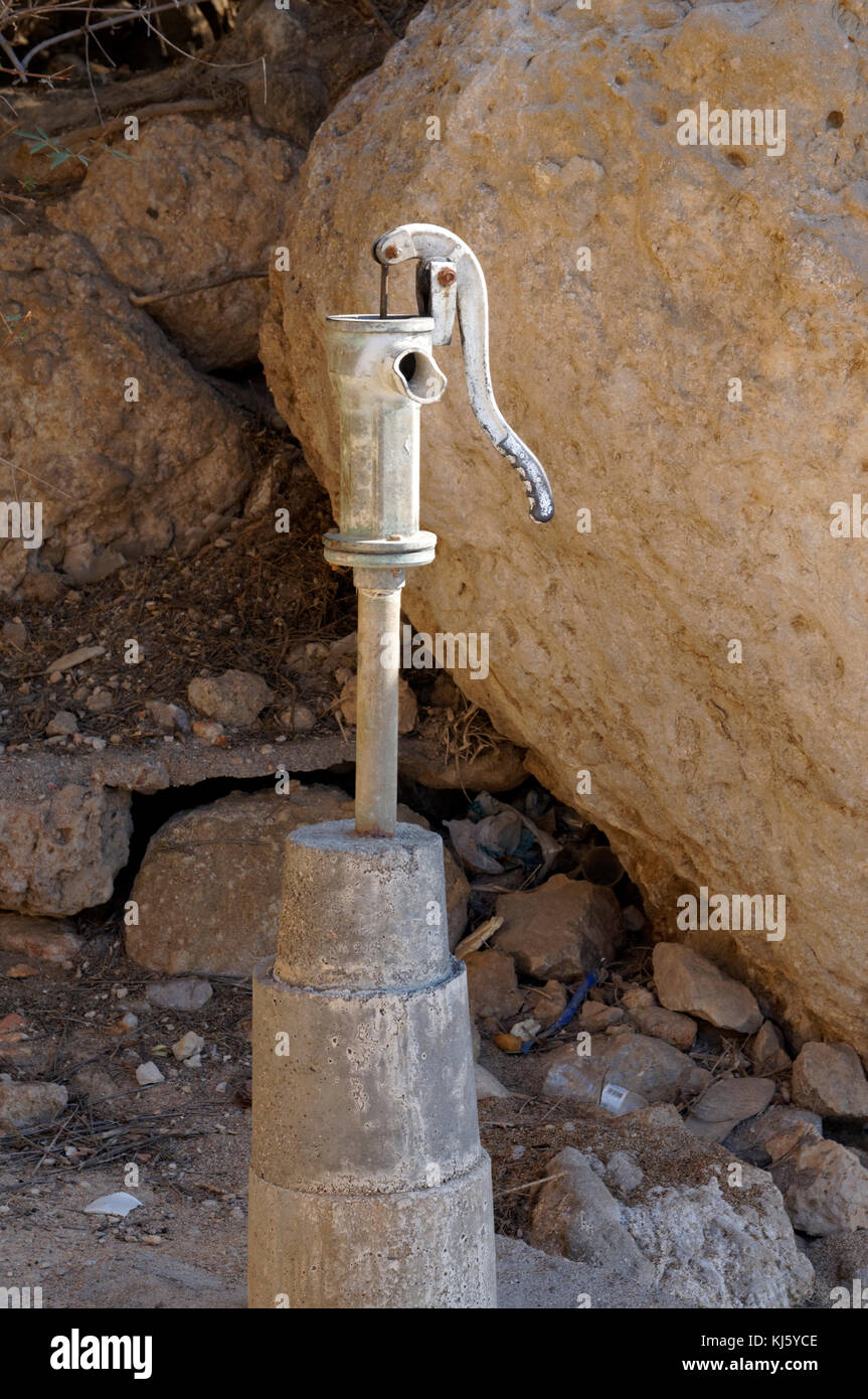 Pompa acqua, spiaggia di nascosto vicino alla sabbia rossa Bay o Kokkini Ammos, vicino Archangelos, RODI, DODECANNESO isole, Grecia. Foto Stock Pompa acqua, spiaggia di nascosto vicino alla sabbia rossa Bay o Kokkini Ammos, vicino Archangelos, RODI, DODECANNESO isole, Grecia. Foto Stock