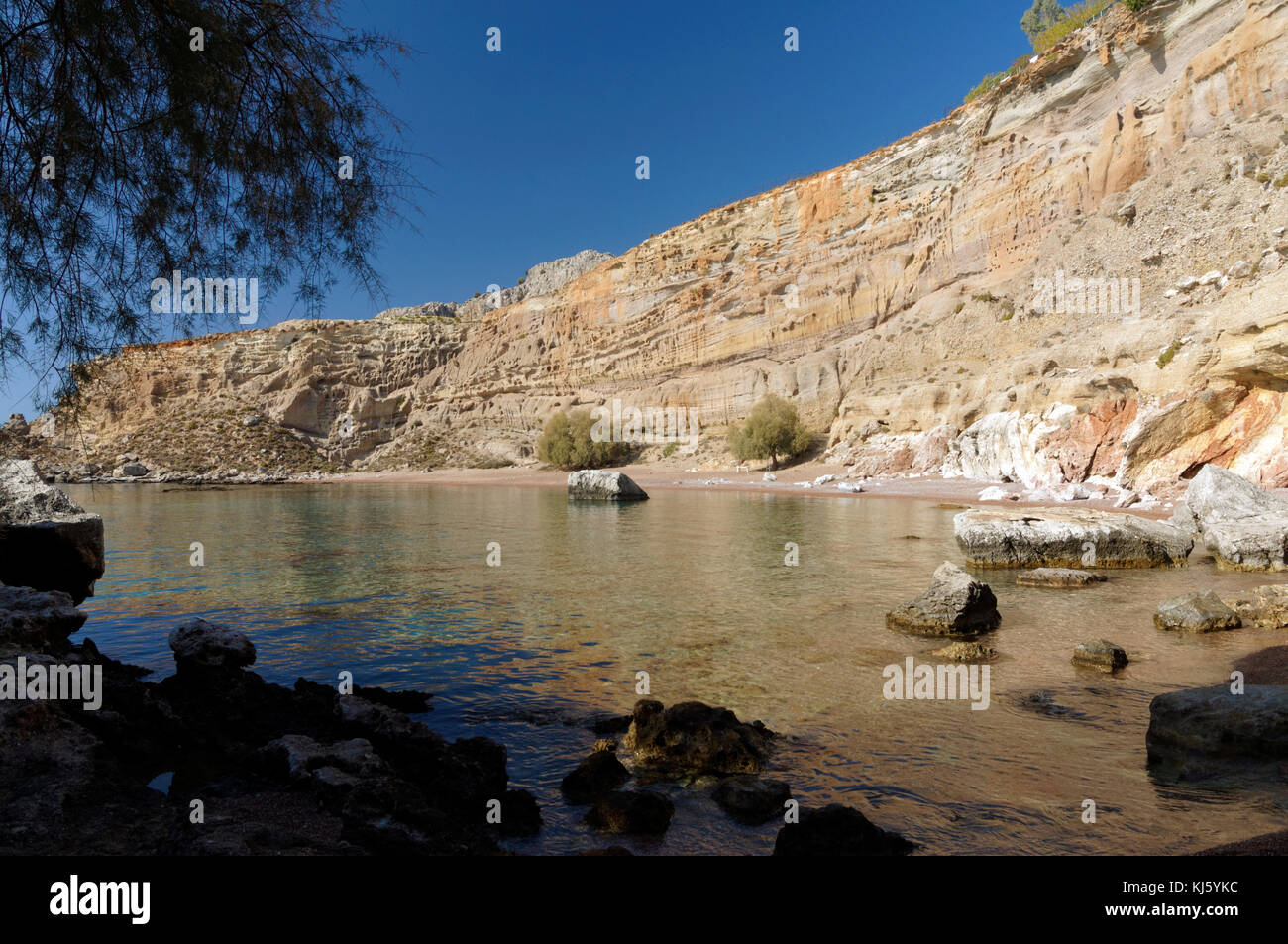 Spiaggia di nascosto vicino alla sabbia rossa Bay o Kokkini Ammos, vicino Archangelos, RODI, DODECANNESO isole, Grecia. Foto Stock Spiaggia di nascosto vicino alla sabbia rossa Bay o Kokkini Ammos, vicino Archangelos, RODI, DODECANNESO isole, Grecia. Foto Stock
