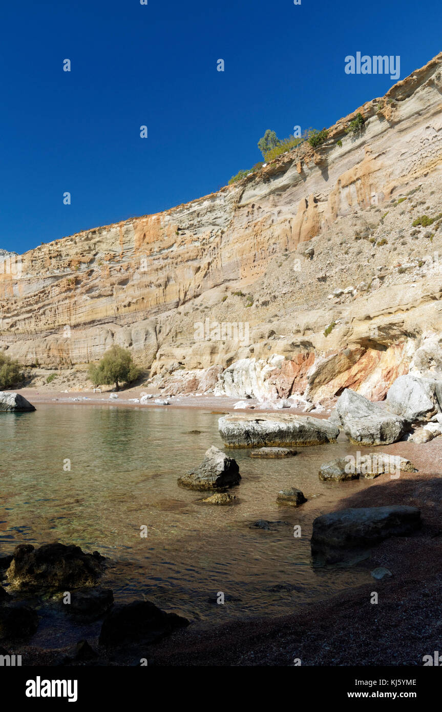 Spiaggia di nascosto vicino alla sabbia rossa Bay o Kokkini Ammos, vicino Archangelos, RODI, DODECANNESO isole, Grecia. Foto Stock Spiaggia di nascosto vicino alla sabbia rossa Bay o Kokkini Ammos, vicino Archangelos, RODI, DODECANNESO isole, Grecia. Foto Stock