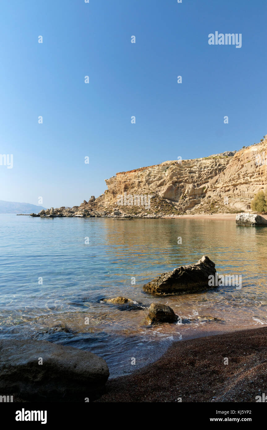 Spiaggia di nascosto vicino alla sabbia rossa Bay o Kokkini Ammos, vicino Archangelos, RODI, DODECANNESO isole, Grecia. Foto Stock Spiaggia di nascosto vicino alla sabbia rossa Bay o Kokkini Ammos, vicino Archangelos, RODI, DODECANNESO isole, Grecia. Foto Stock