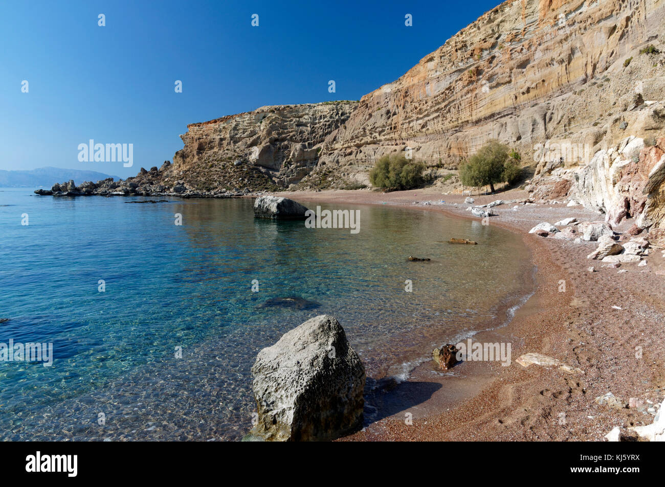 Spiaggia di nascosto vicino alla sabbia rossa Bay o Kokkini Ammos, vicino Archangelos, RODI, DODECANNESO isole, Grecia. Foto Stock Spiaggia di nascosto vicino alla sabbia rossa Bay o Kokkini Ammos, vicino Archangelos, RODI, DODECANNESO isole, Grecia. Foto Stock