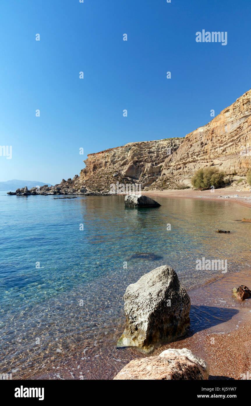 Spiaggia di nascosto vicino alla sabbia rossa Bay o Kokkini Ammos, vicino Archangelos, RODI, DODECANNESO isole, Grecia. Foto Stock Spiaggia di nascosto vicino alla sabbia rossa Bay o Kokkini Ammos, vicino Archangelos, RODI, DODECANNESO isole, Grecia. Foto Stock