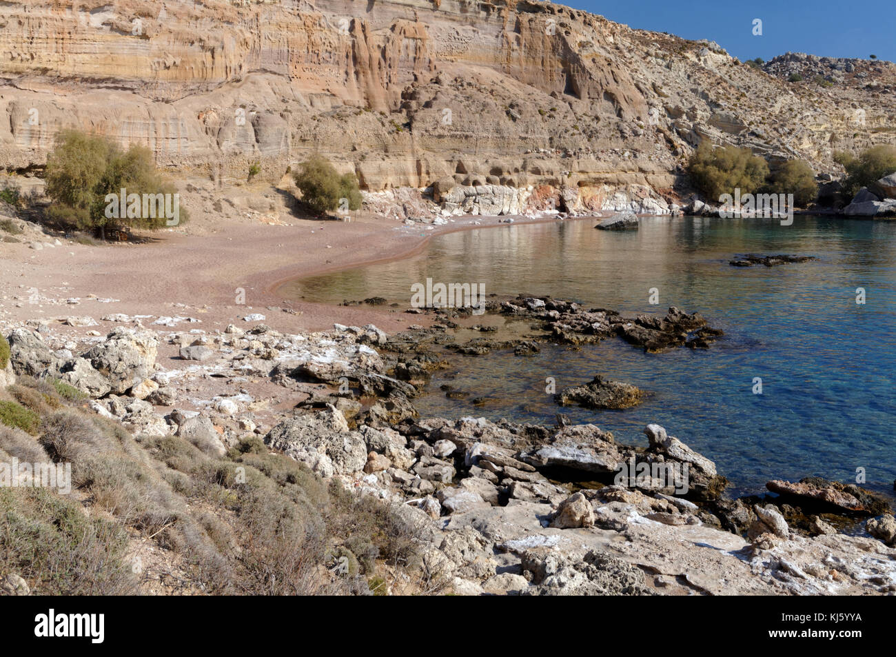 Spiaggia di nascosto vicino alla sabbia rossa Bay o Kokkini Ammos, vicino Archangelos, RODI, DODECANNESO isole, Grecia. Foto Stock Spiaggia di nascosto vicino alla sabbia rossa Bay o Kokkini Ammos, vicino Archangelos, RODI, DODECANNESO isole, Grecia. Foto Stock