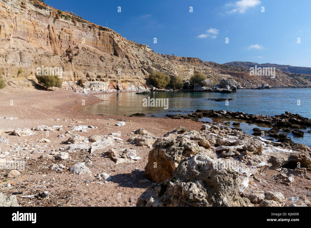 Spiaggia di nascosto vicino alla sabbia rossa Bay o Kokkini Ammos, vicino Archangelos, RODI, DODECANNESO isole, Grecia. Foto Stock Spiaggia di nascosto vicino alla sabbia rossa Bay o Kokkini Ammos, vicino Archangelos, RODI, DODECANNESO isole, Grecia. Foto Stock