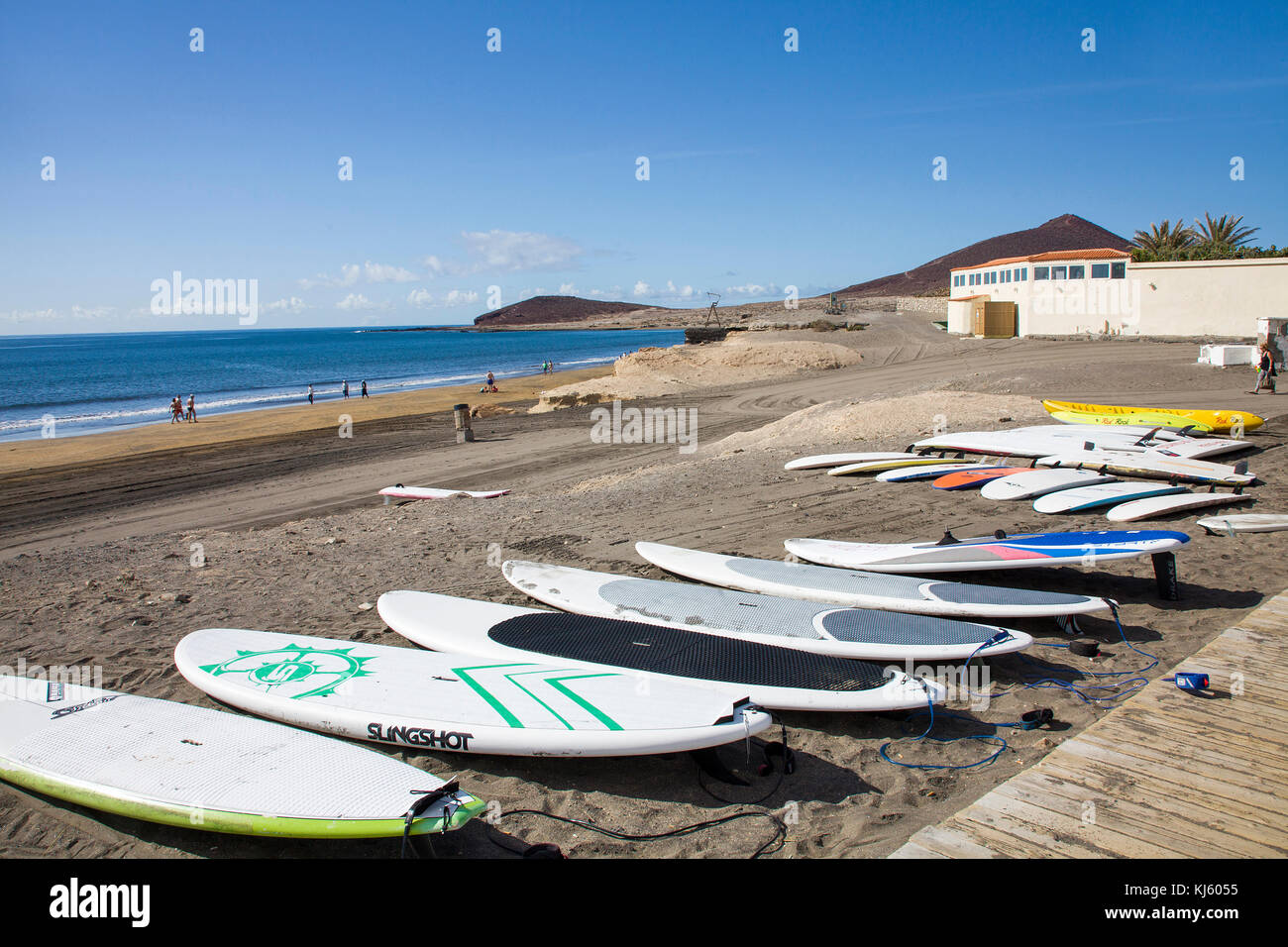 Tavole da surf in spiaggia di El Medano, una popolare destinazione surfista sull'isola di Tenerife, Isole canarie, Spagna Foto Stock