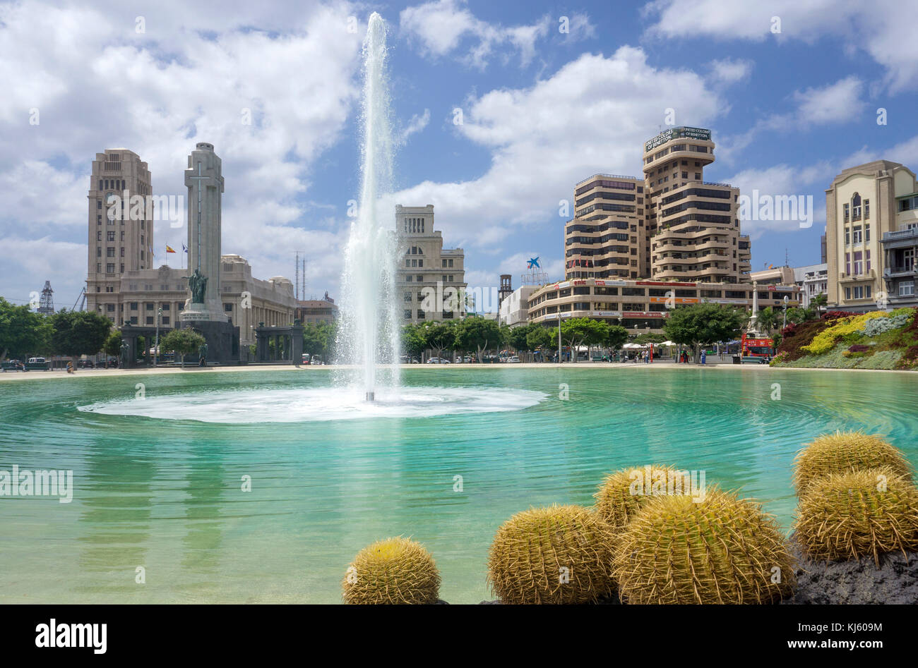 Trick Fountains al posto d'espagne, dietro il palacio insular de tenerife, edificio governativo,l'isola di Tenerife, Isole canarie, Spagna Foto Stock