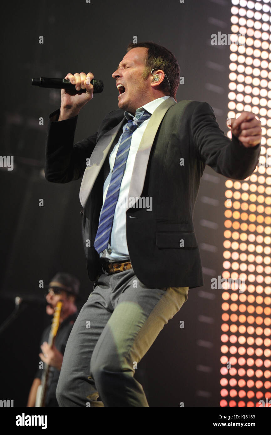 HOLLYWOOD FL - 12 ottobre: Scott Weiland e Dean cetta di Stone Temple Pilots eseguire all'Hard Rock live presso il Seminole Hard Rock Hotel & Casino on Ottobre 12, 2010 in Hollywood Florida. Persone: Scott Weiland Foto Stock