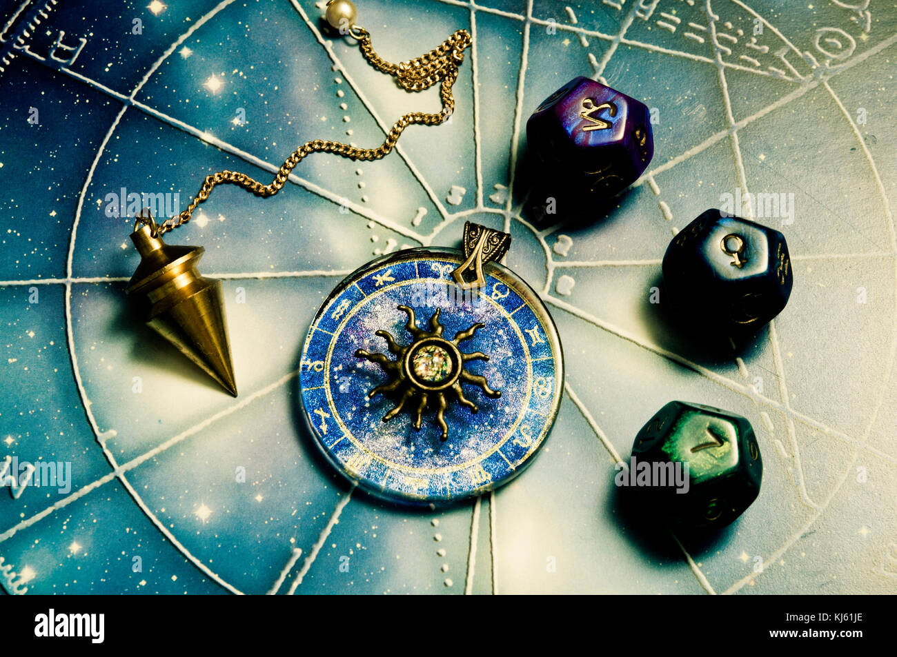 Vari oggetti esoterici per Divinazione e Buonavventura Foto stock - Alamy