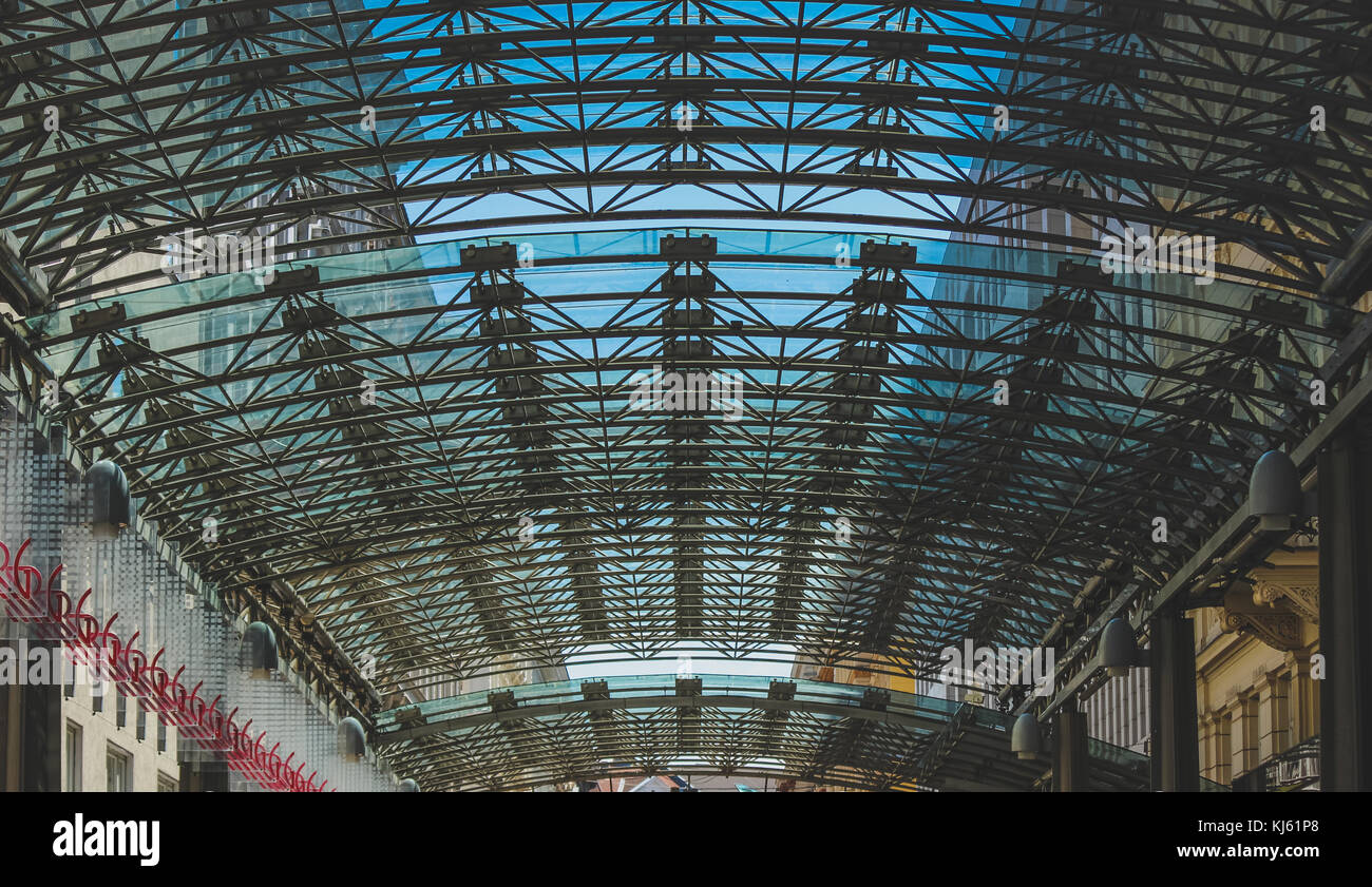 Vista in dettaglio della struttura di vetro di copertura in strada alla Ringstrassen-Galerien, Vienna, Austria Foto Stock