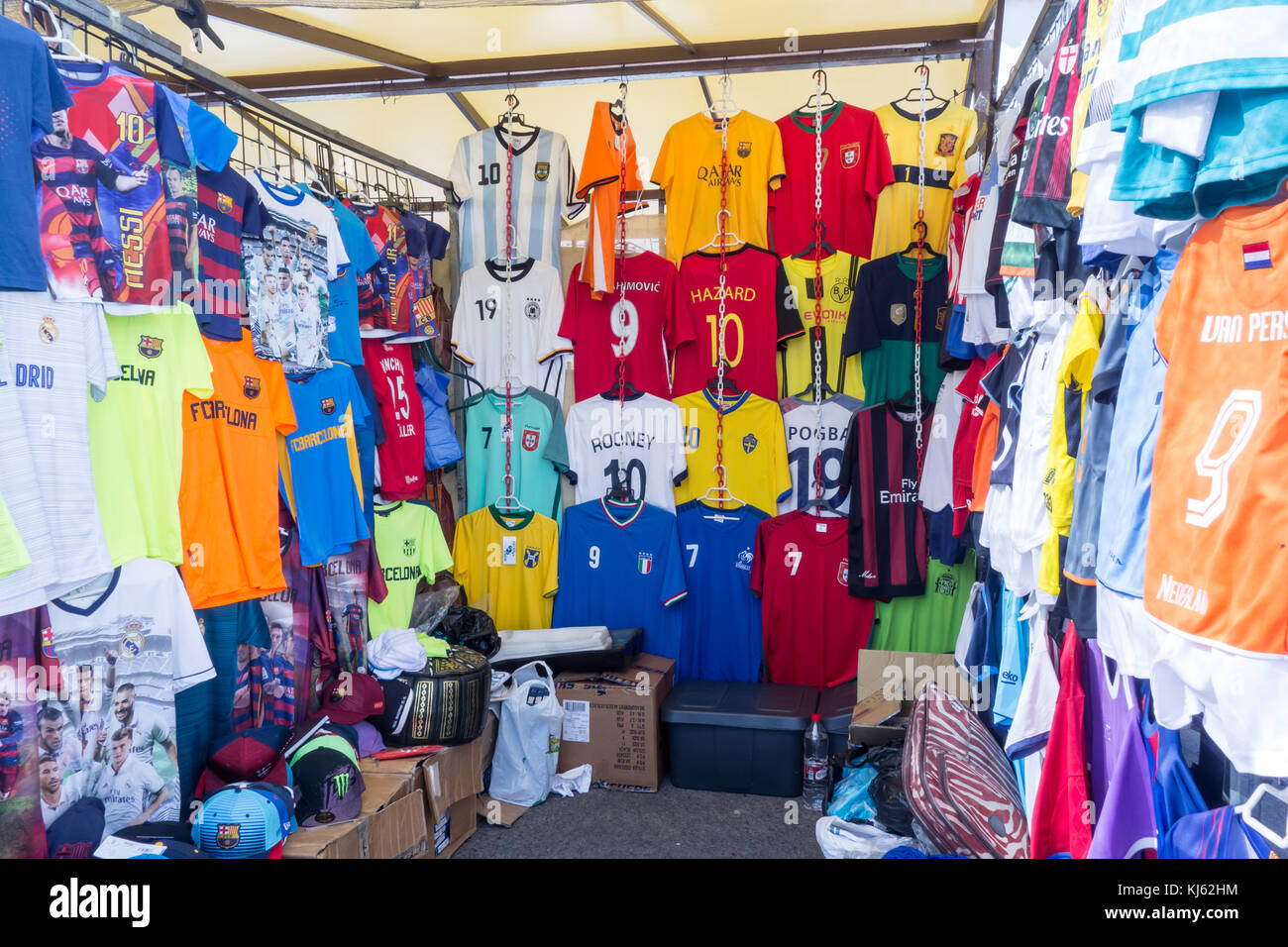 LANZAROTE, Spagna-4th Nov 2017: Vari Calcio t-shirt e altri souvenir possono essere trovati in vendita presso la Marina Rubicon mercato il lunedì e mercoledì Foto Stock