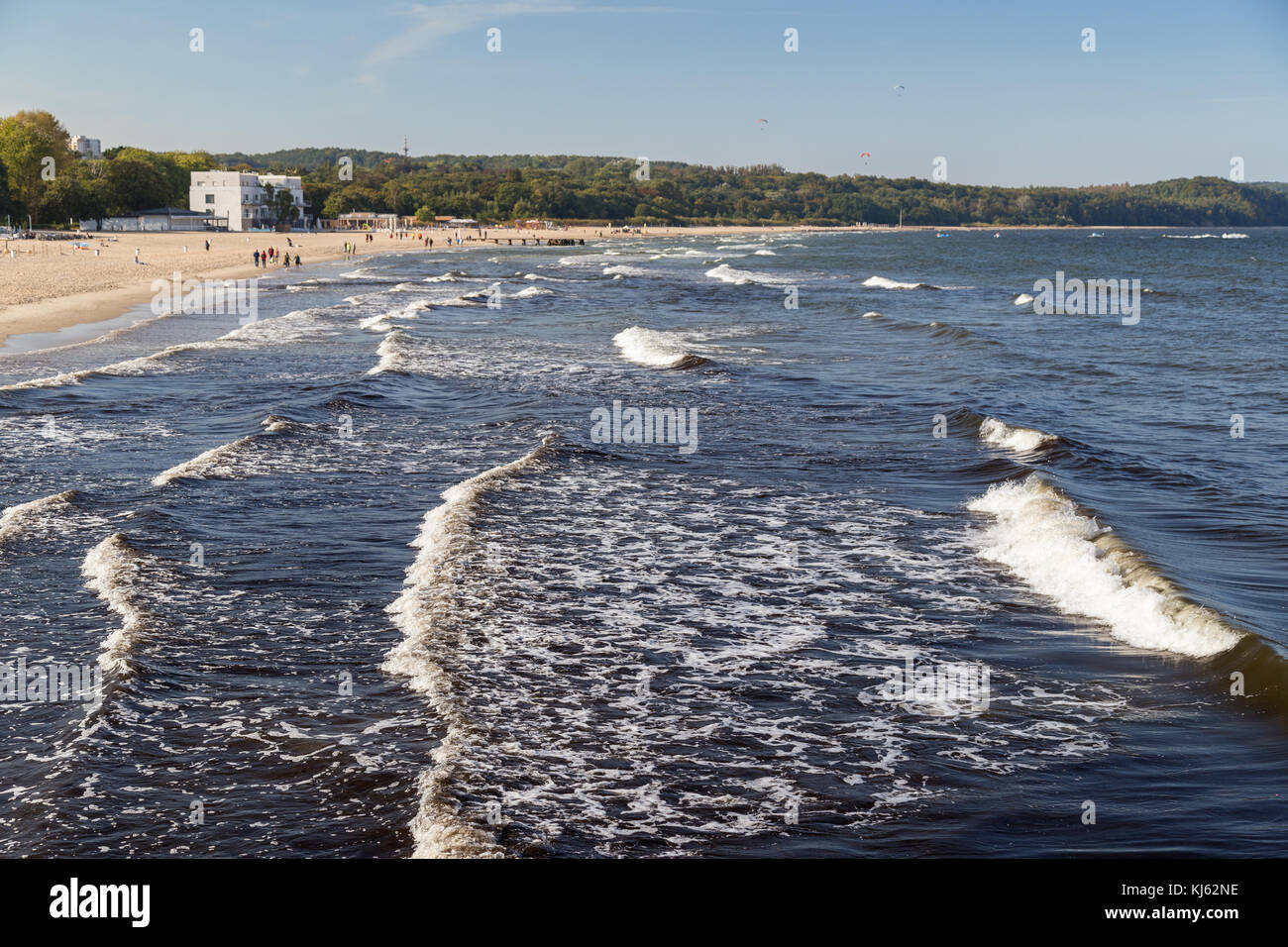 Vista del baltico ondulata del mare e della spiaggia di Sopot, Polonia, in una giornata di sole in autunno. Foto Stock