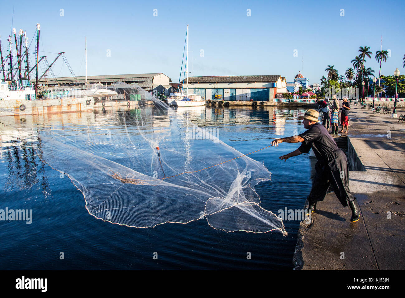 Fisherman su un dock, Bahia de Cienfuegos Cienfuegos, ,Cuba Foto Stock