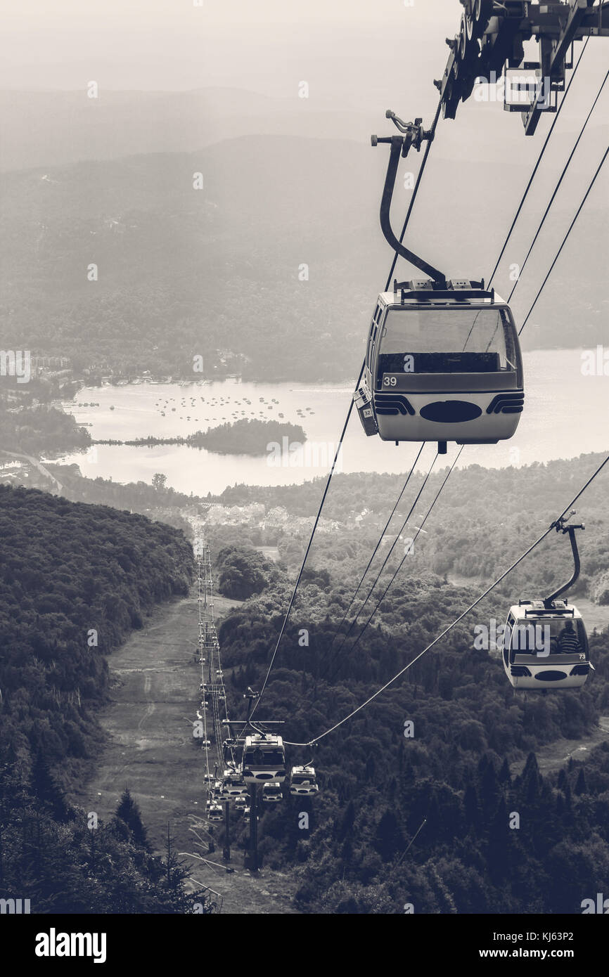 Bella vista guardando verso il basso dalla vetta del Mont Tremblant, Quebec, Canada Foto Stock