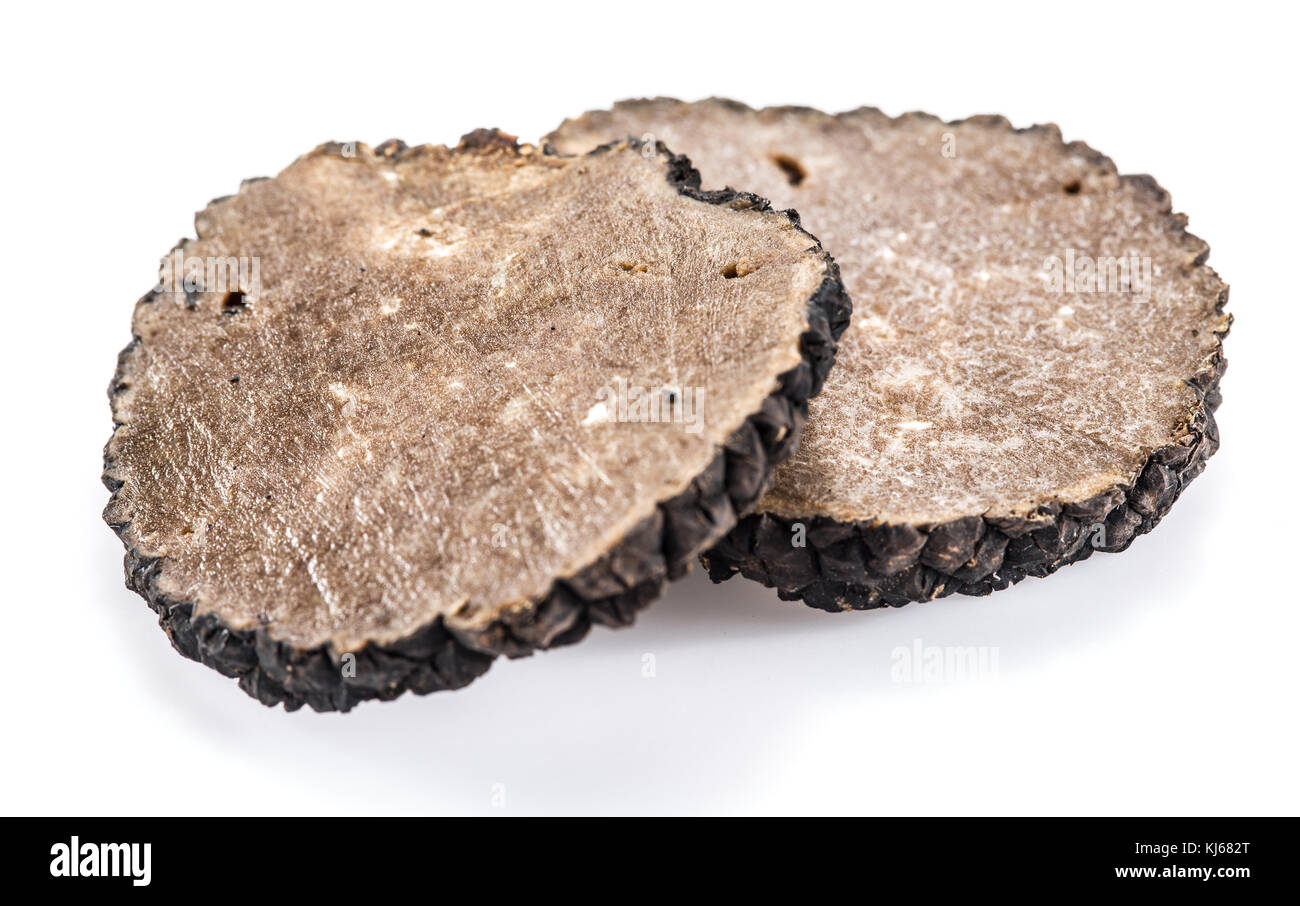 Fette di tartufo nero d'estate su uno sfondo bianco. Foto Stock