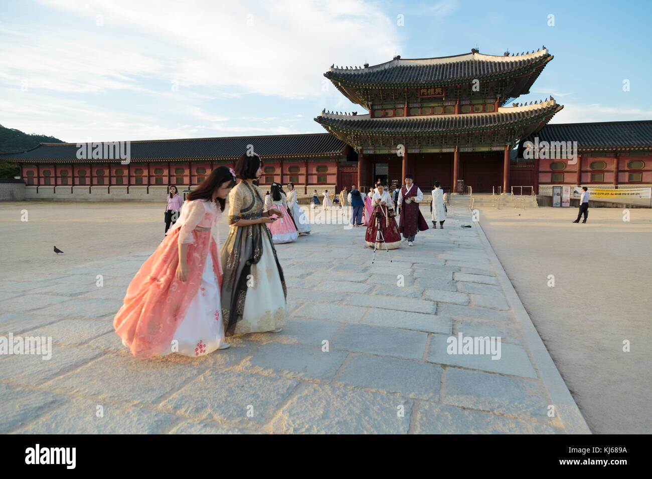 I visitatori di passeggiata tradisional indossa abiti coreani presso il Palazzo Gyeongbokgung, Seoul, Corea del Sud. Foto Stock