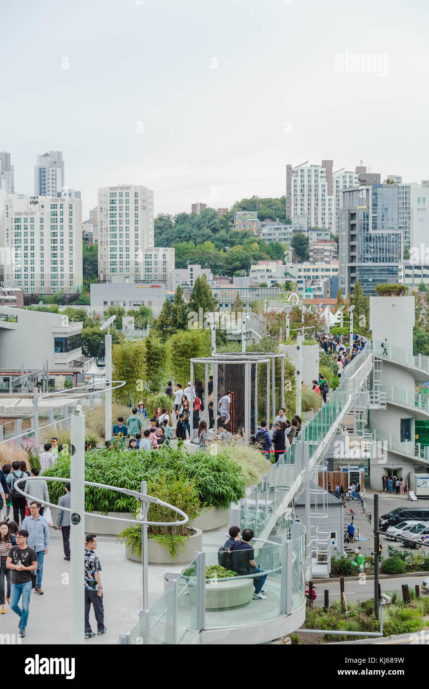 7017 Seoullo dalla stazione di Seoul. 7017 Seoullo è un 1.024 m lunga ex autostrada trasformata in un parco di elevata inaugurato nel 2017, Seoul, Corea del Sud. Foto Stock