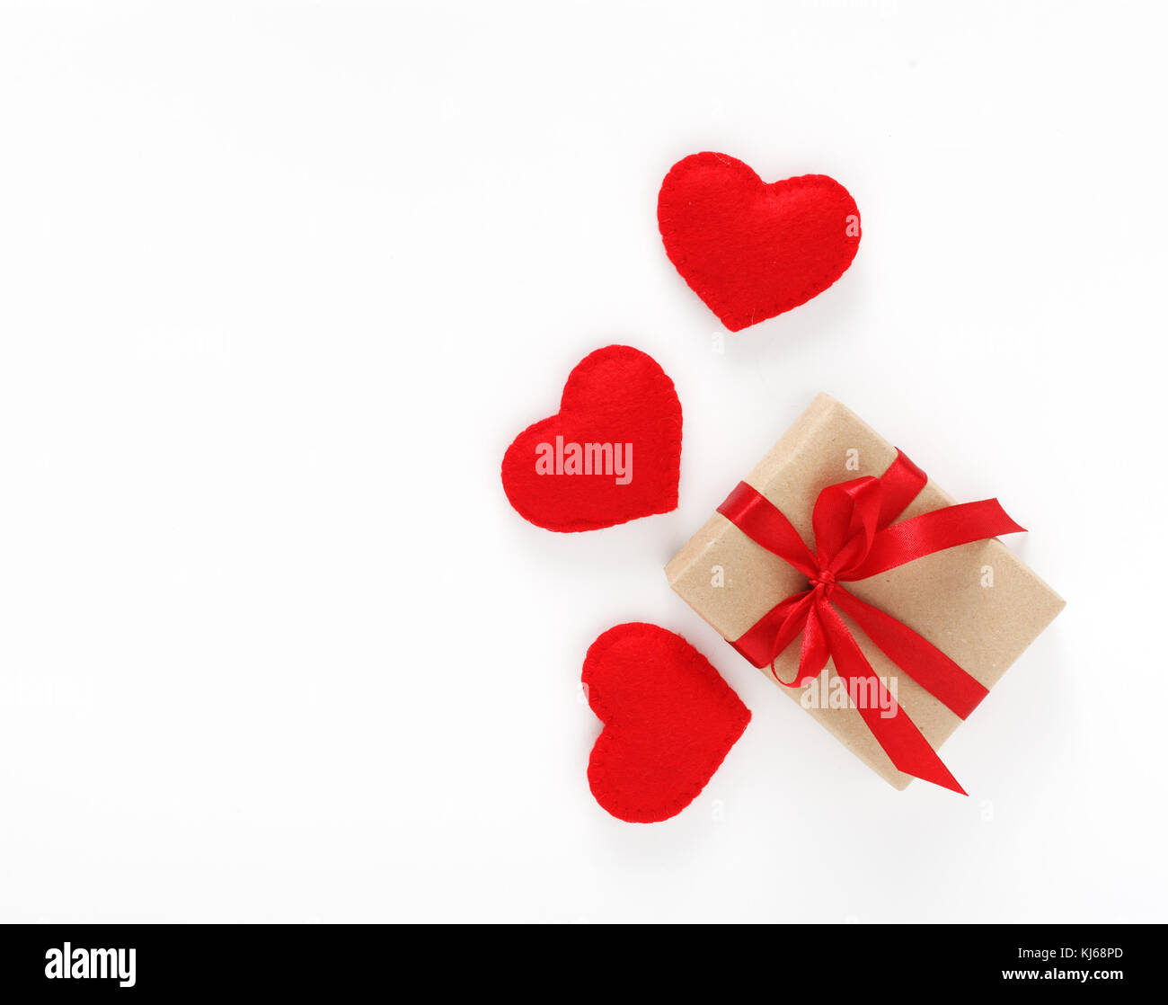 Il giorno di san valentino con carta regalo rossa sono i cuori isolati su sfondo bianco con copyspace Foto Stock