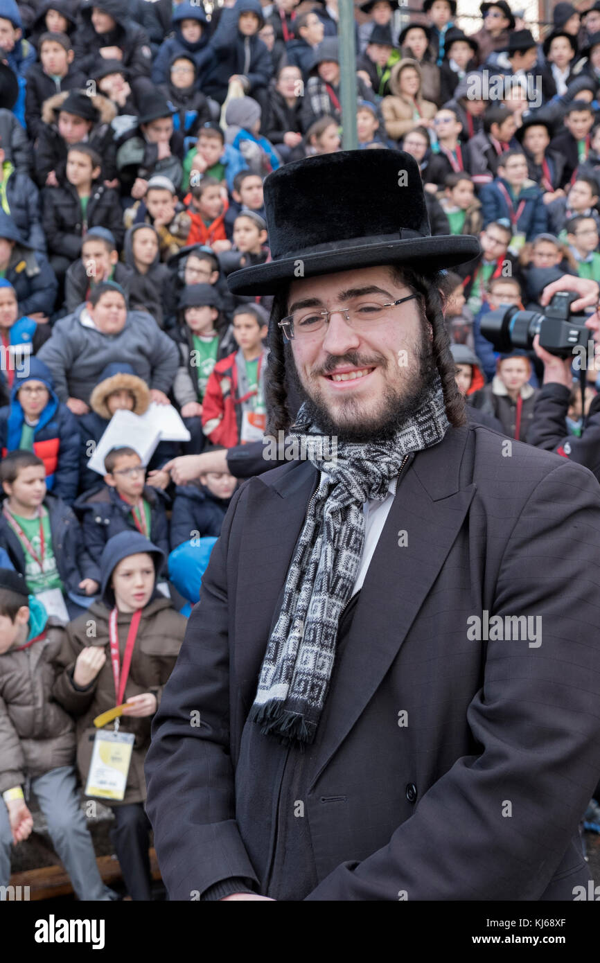 Un poste ritratto di un ebreo ortodosso giovane uomo con lunghi peyot alla riunione di Lubavitch emissari in Crown Heights, Brooklyn, New York. Foto Stock