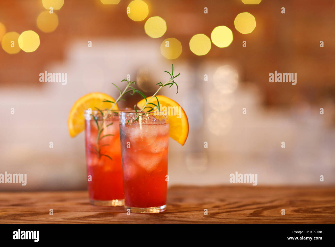 Due red bicchieri da cocktail sul bar in legno counter Foto Stock
