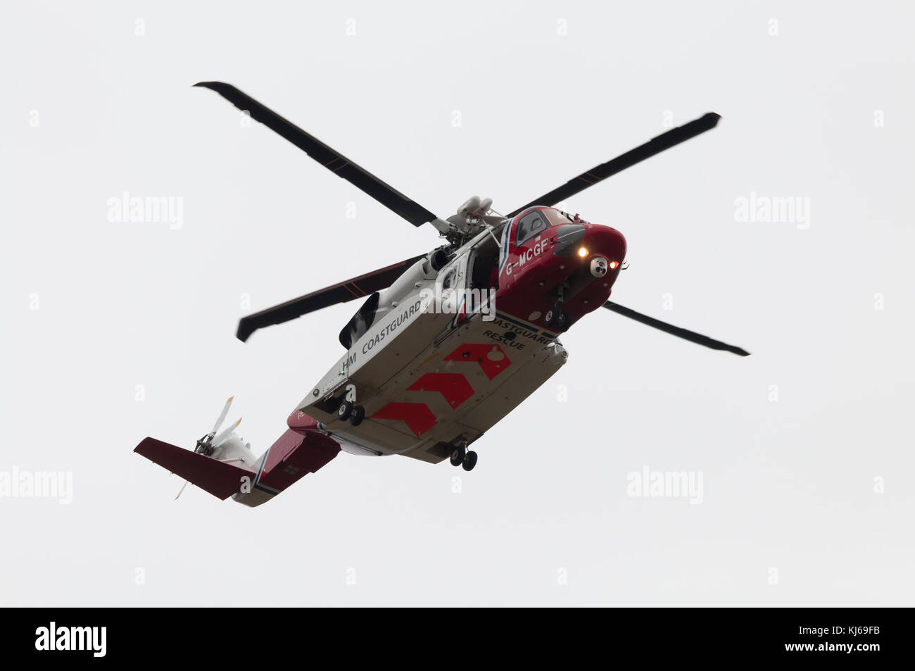 Un hm coastguard sikorsky s92 elicottero cerca un camminatore mancanti vicino ad Inverness nelle highlands scozzesi. Foto Stock