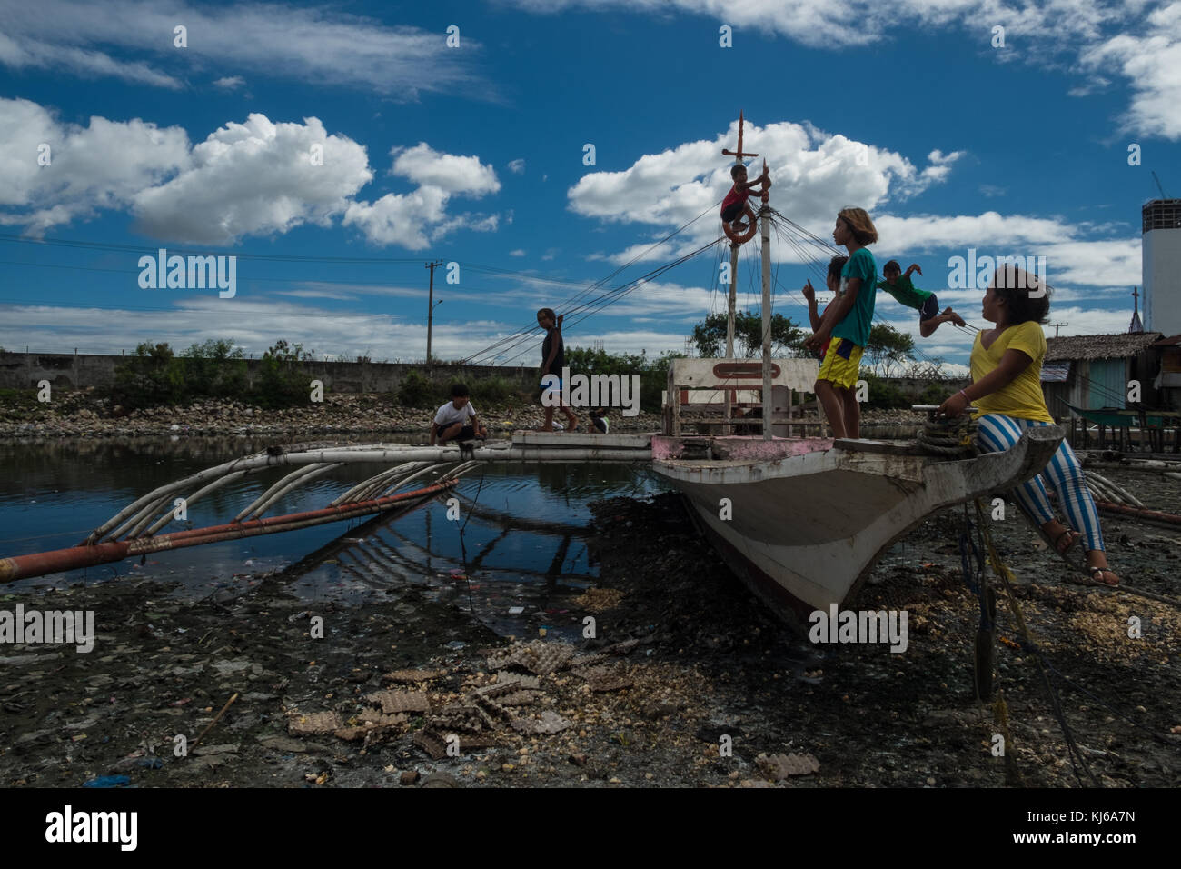 Badjaos, conosciuto anche come mare di zingari, di vivere in questa comunità chiusa a Cebu. sono molto poveri, ma senza mai perdere il sorriso in faccia. Foto Stock