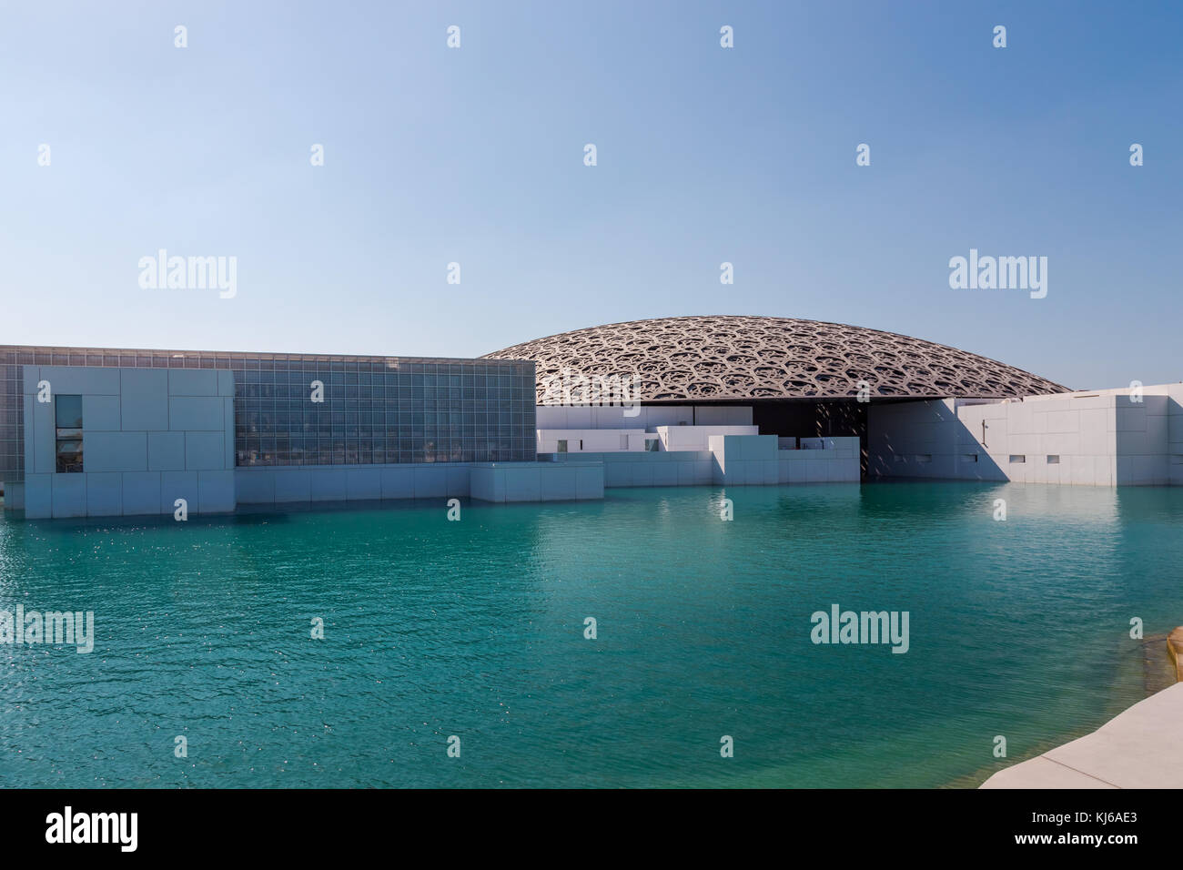 Abu Dhabi, Emirati arabi uniti, Novembre 14, 2017, il museo del Louvre su Saadiyat isola vista attraverso l'acqua.. Foto Stock