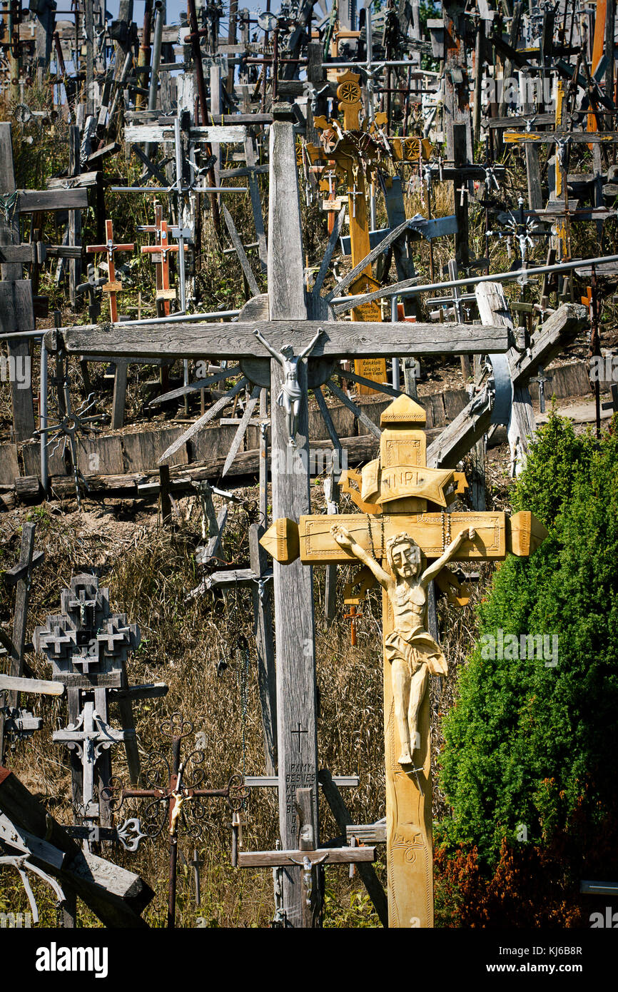 Immagine ravvicinata di croci in collina delle Croci un famoso luogo di pellegrinaggio nel nord della Lituania. Foto Stock